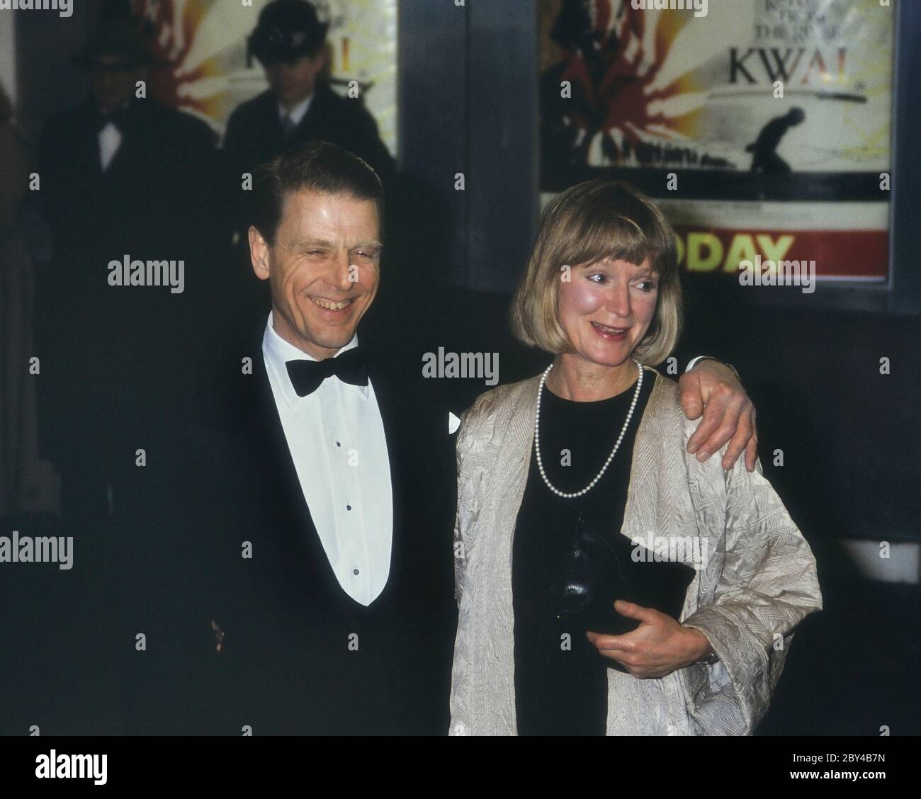 L'attore inglese Edward Fox accompagnato dall'attrice di sua moglie Joanna David. Partecipa al primo ministro del film 'ritorno dal fiume Kwai'. Londra. Inghilterra. REGNO UNITO. 1989 Foto Stock