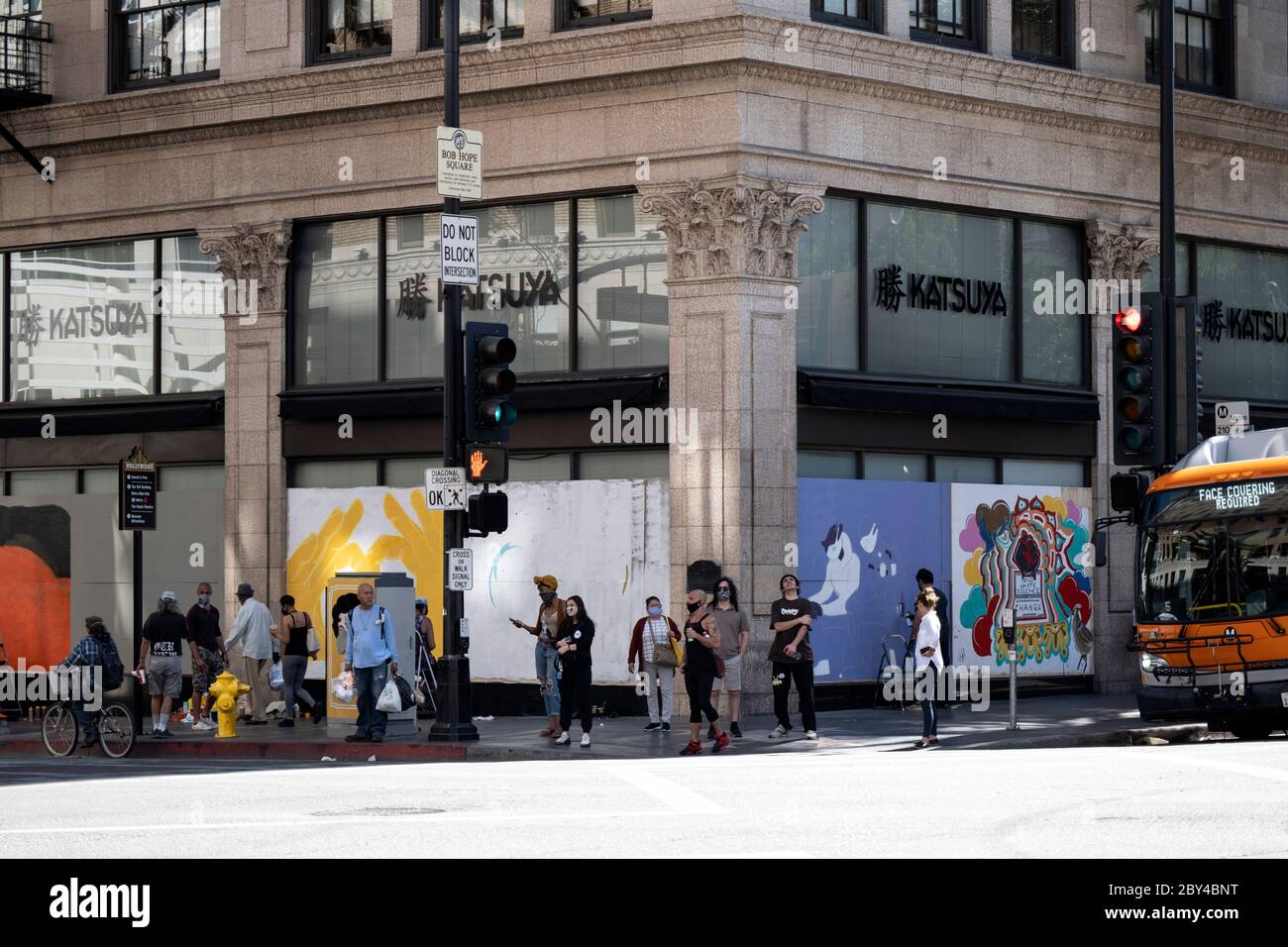 Hollywood, CA/USA - 8 giugno 2020: Dopo una serie di Black Lives Matter proteste a Hollywood, gli artisti di strada lavorano con le aziende per creare BLM Art on Foto Stock