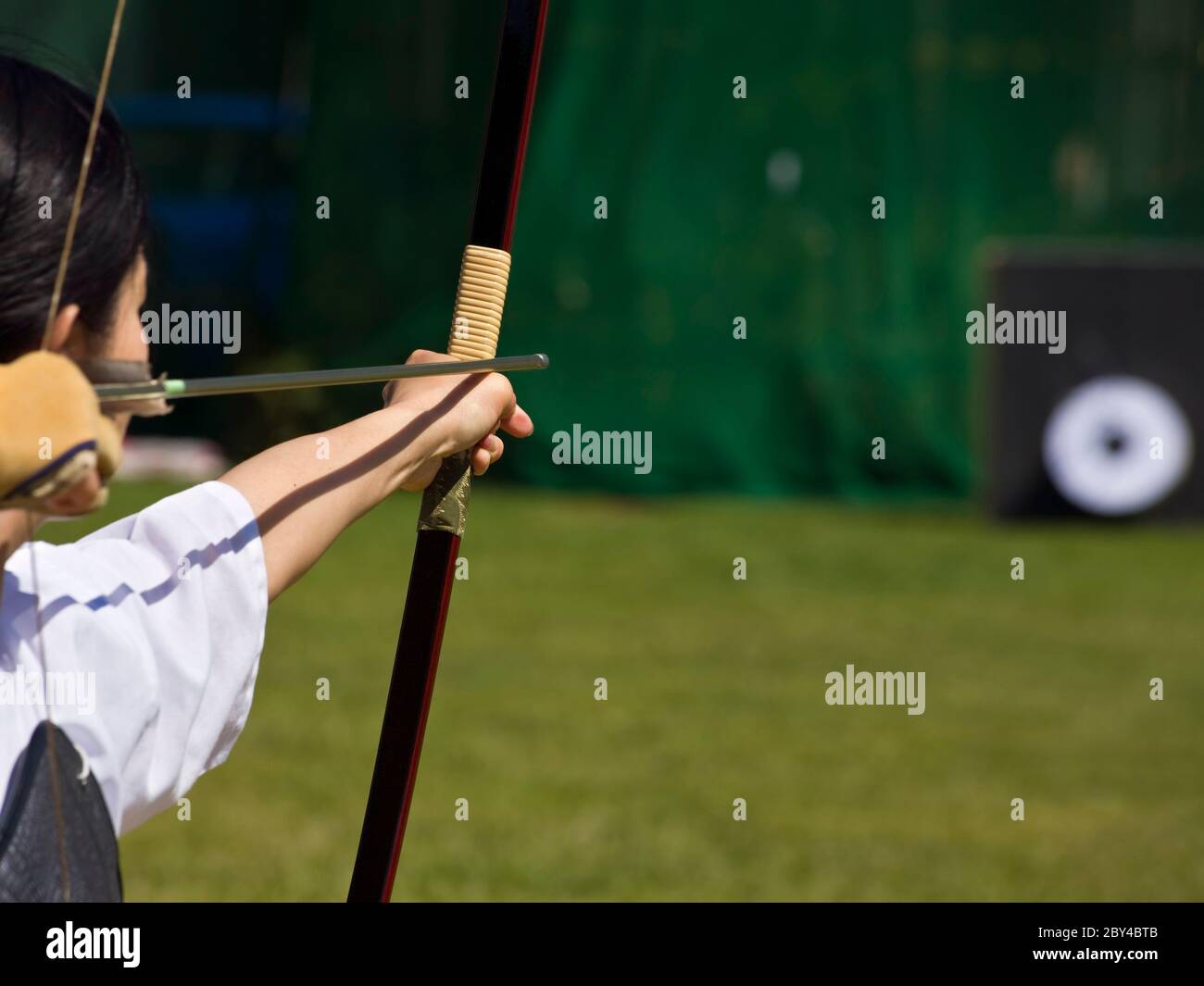Tradizionale tiro con l'arco giapponese, con l'arco che punta al bersaglio Foto Stock