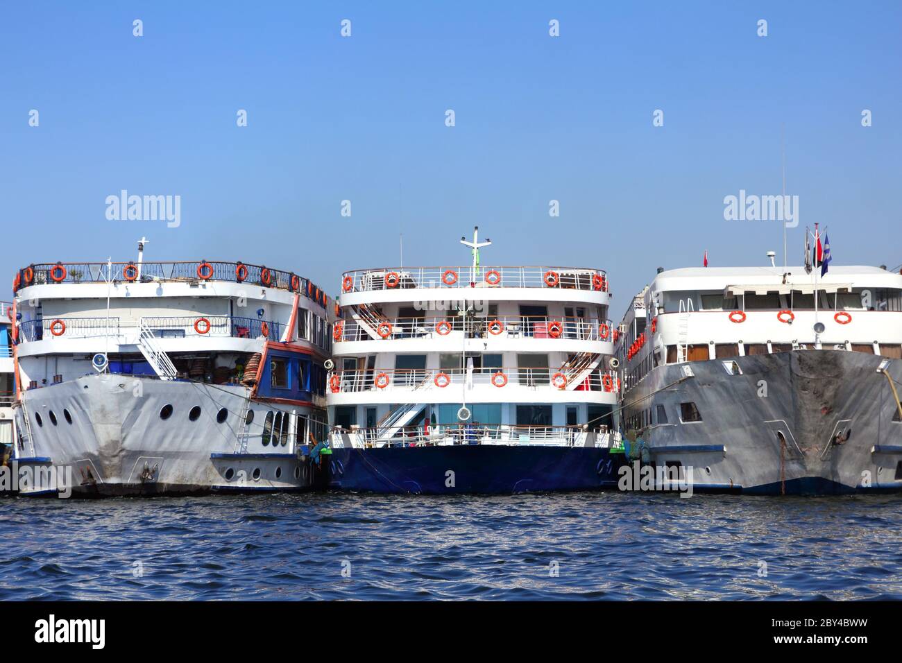 tre vecchie navi da passeggeri sporche Foto Stock