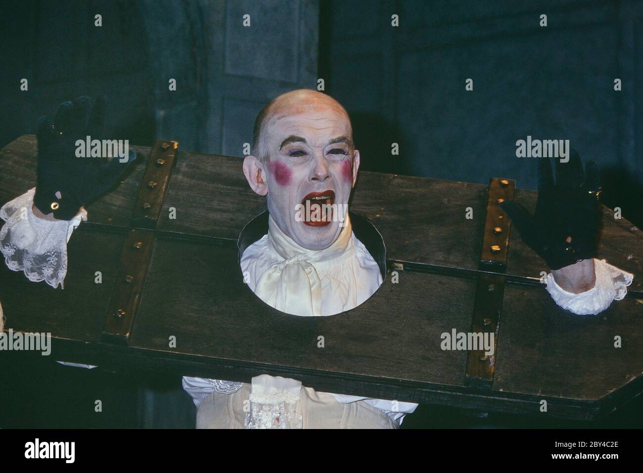 Roy Marsden attore sul palco che suona Lord Foppington nel brano di John Vanbrugh, 'The Relapse', al Mermaid Theatre di Londra, Inghilterra 1988-89 Foto Stock