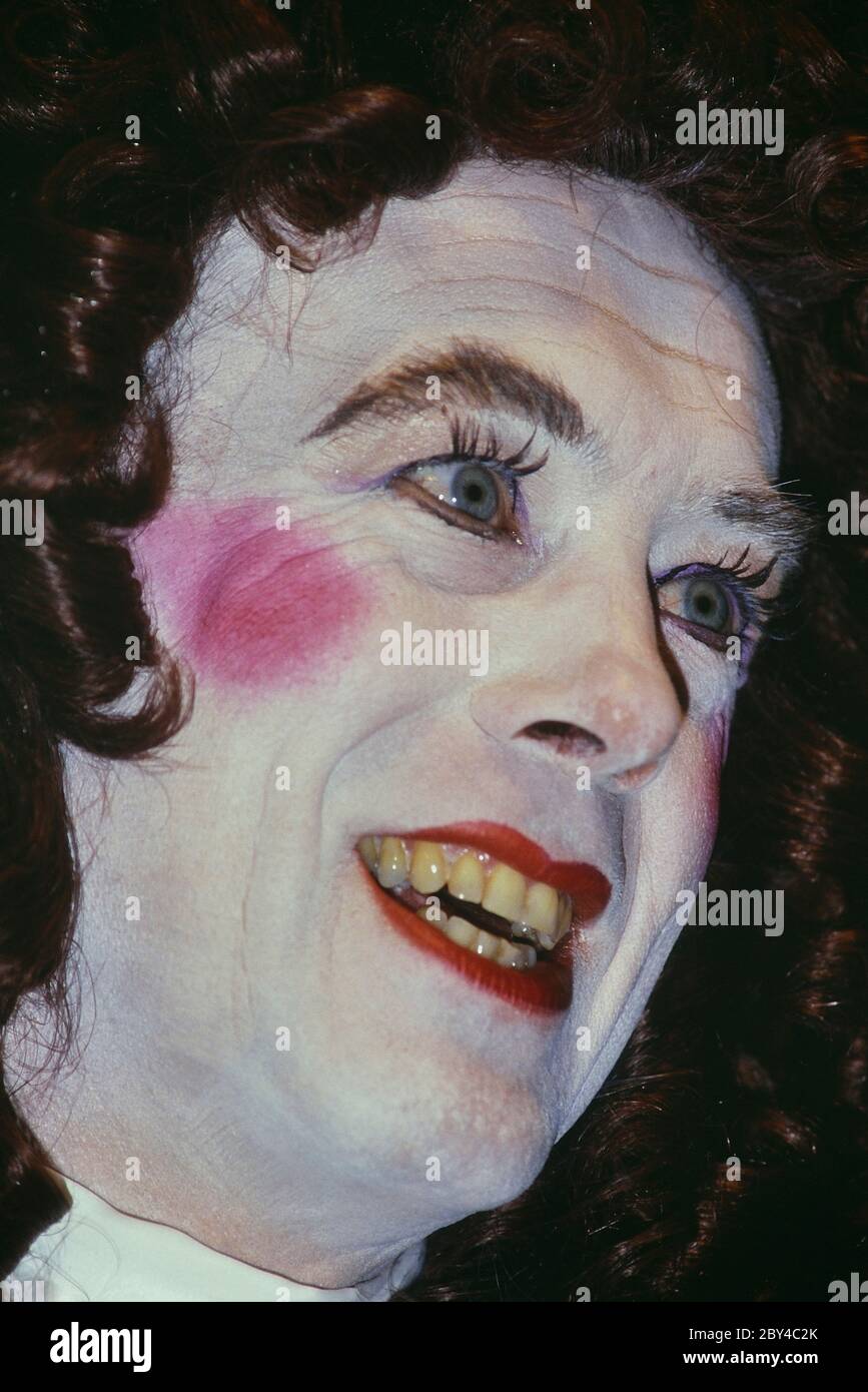 Roy Marsden attore sul palco che suona Lord Foppington nel brano di John Vanbrugh, 'The Relapse', al Mermaid Theatre di Londra, Inghilterra 1988-89 Foto Stock