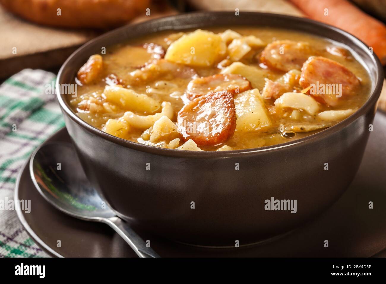 Tradizionale polacco dividere la zuppa di piselli con salsicce, pancetta e le patate in una ciotola. Foto Stock