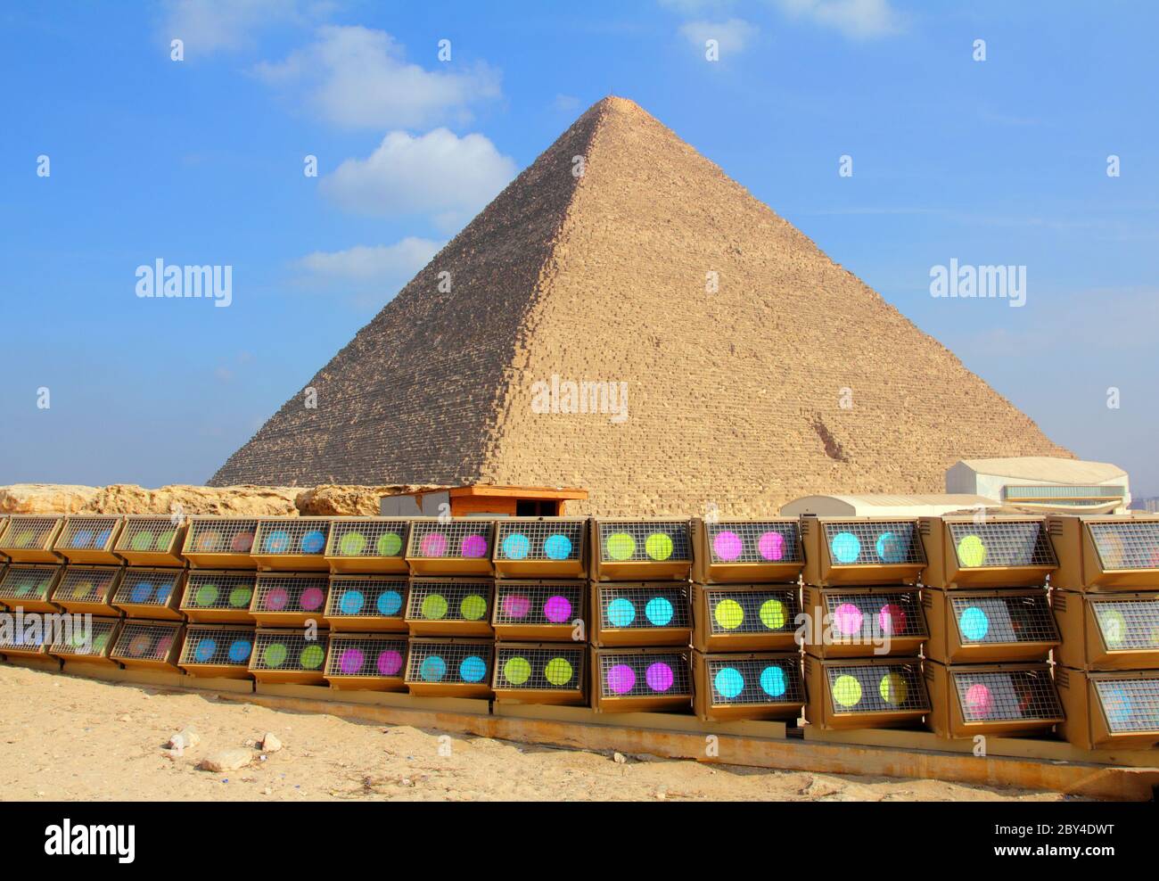 piramide egiziana e luci spot colorate Foto Stock