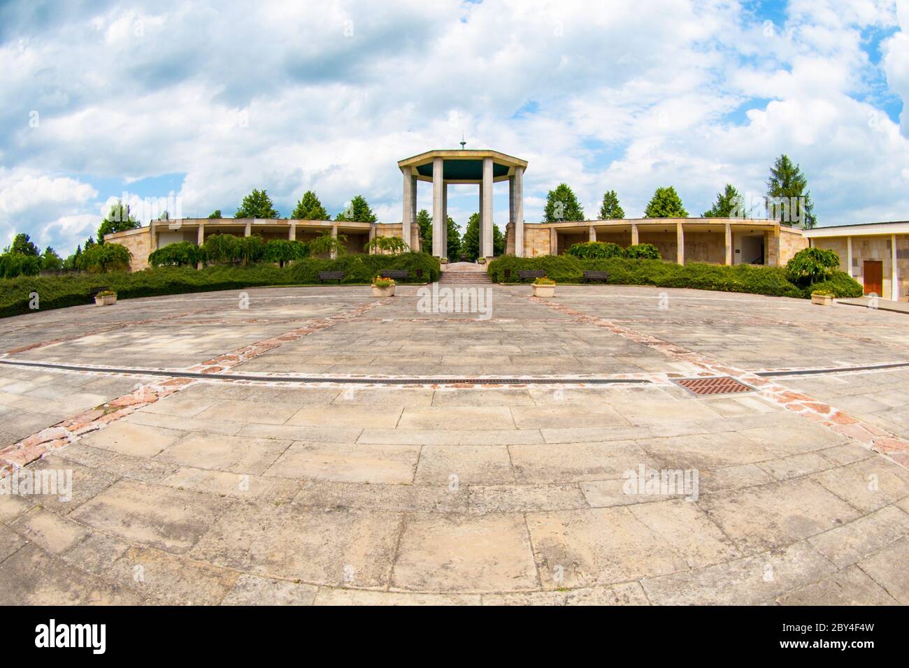 Monumento commemorativo della guerra mondiale in un luogo dell'ex villaggio di Lidice completamente distrutto dalle forze tedesche in rappresaglia per l'assassinio del protettore Reich Reinhard Heydrich Foto Stock