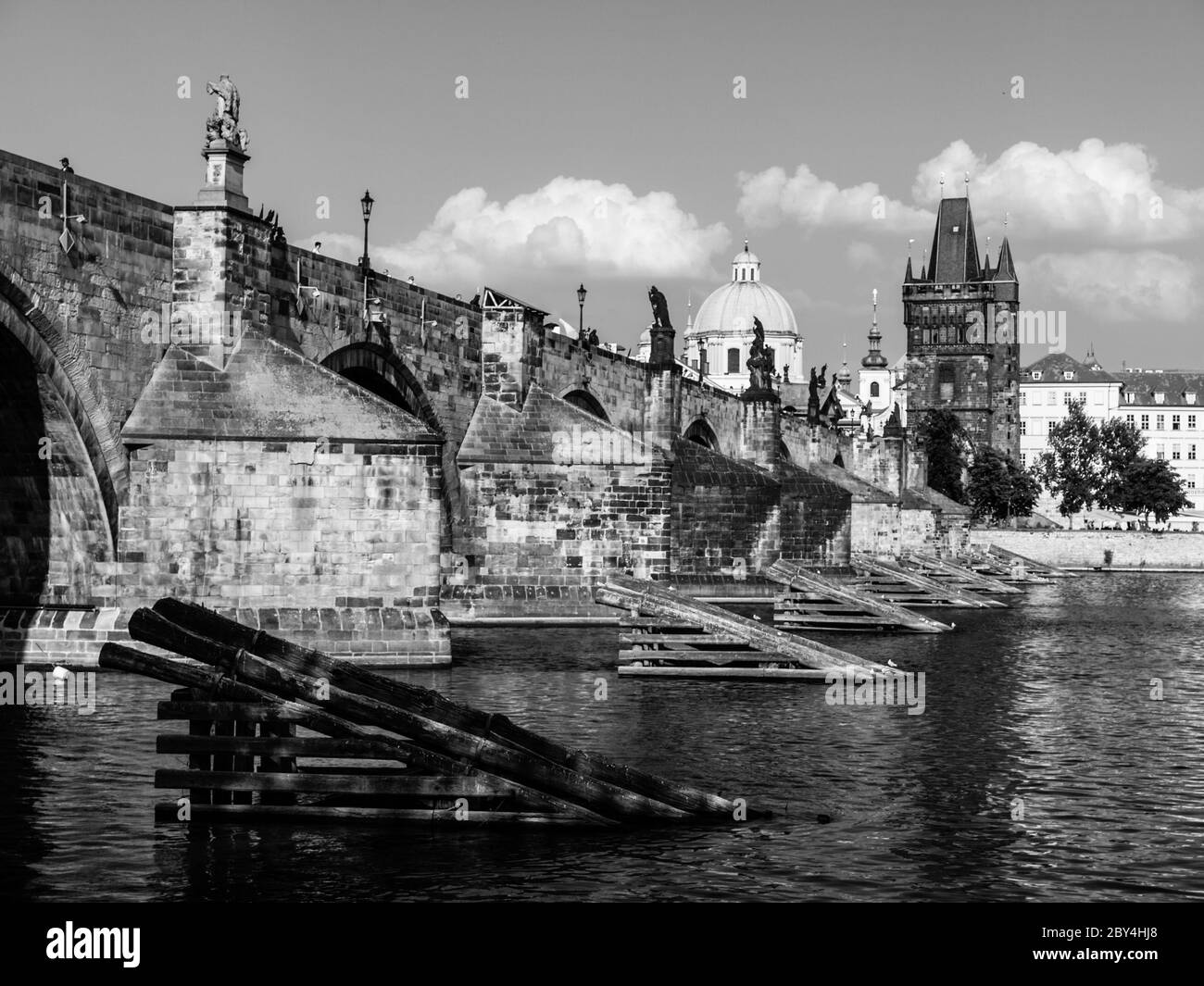 Ponte Carlo e fiume Moldava a Praga, repubblica Ceca, immagine in bianco e nero Foto Stock