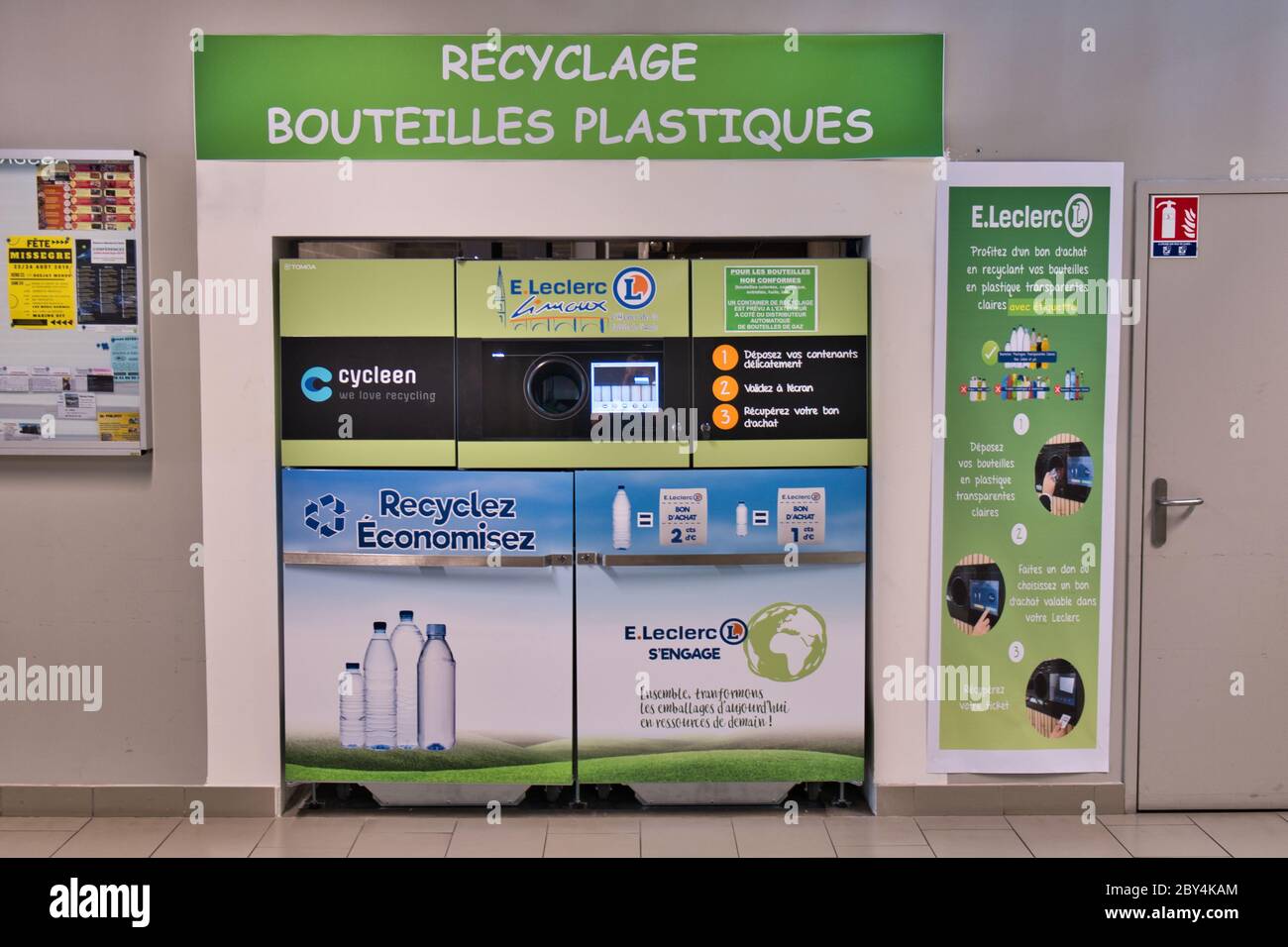 Limoux Aude France 08 26 19 macchina automatica per il riciclaggio di bottiglie di plastica nel centro commerciale francese. I cartoni vengono inseriti nel foro rotondo e depositati Foto Stock