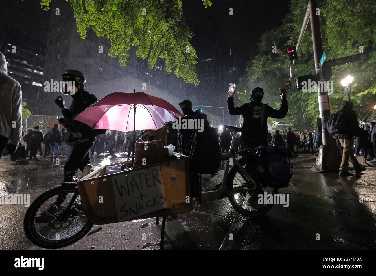 Portland, Stati Uniti. 8 giugno 2020. Un sostenitore distribuisce omaggi, maschere facciali, acqua e spuntini, tra le altre forniture ai manifestanti che ne hanno bisogno l'undicesima notte di azione contro la brutalità della polizia a Portland, Oreh., l'8 giugno 2020. (Foto di Alex Milan Tracy/Sipa USA) Credit: Sipa USA/Alamy Live News Foto Stock