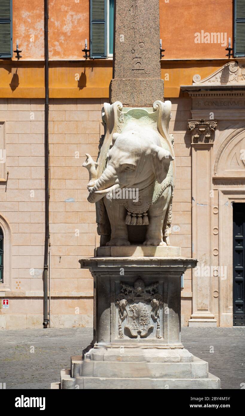 Il monumento barocco dell'Elefante, di Gian Lorenzo Bernini in Piazza della Minerva di Santa Maria sopra Minerva, progettato per sostenere un Obelisco egiziano. Foto Stock