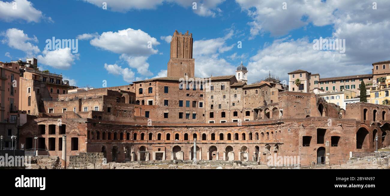 L'Emiciclo dei mercati di Traiano, parte del Forum di Traiano. Si ritiene che il complesso abbia funzionato come negozi e uffici amministrativi. Foto Stock