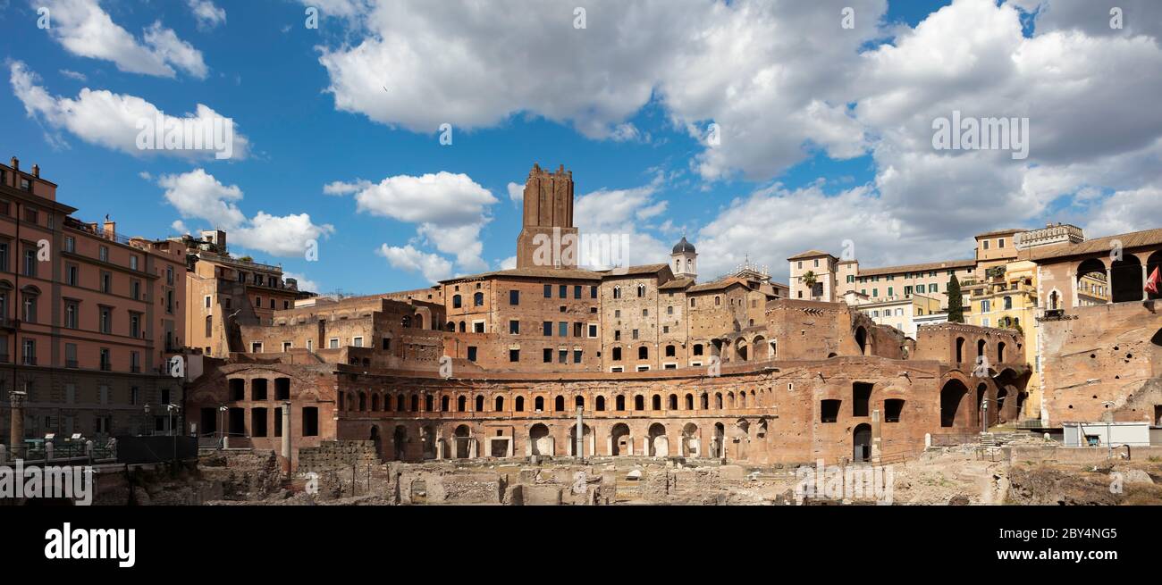 L'Emiciclo dei mercati di Traiano, parte del Forum di Traiano. Si ritiene che il complesso abbia funzionato come negozi e uffici amministrativi. Foto Stock