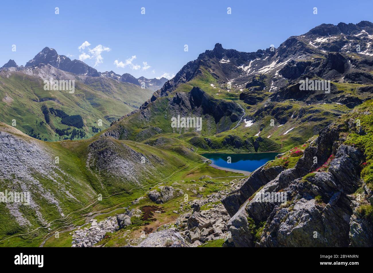 Il Lago Bleu a Chianale, lago di montagna nelle alpi italiane del Cuneo, Piemonte, di fronte alla famosa vetta del Monviso Foto Stock