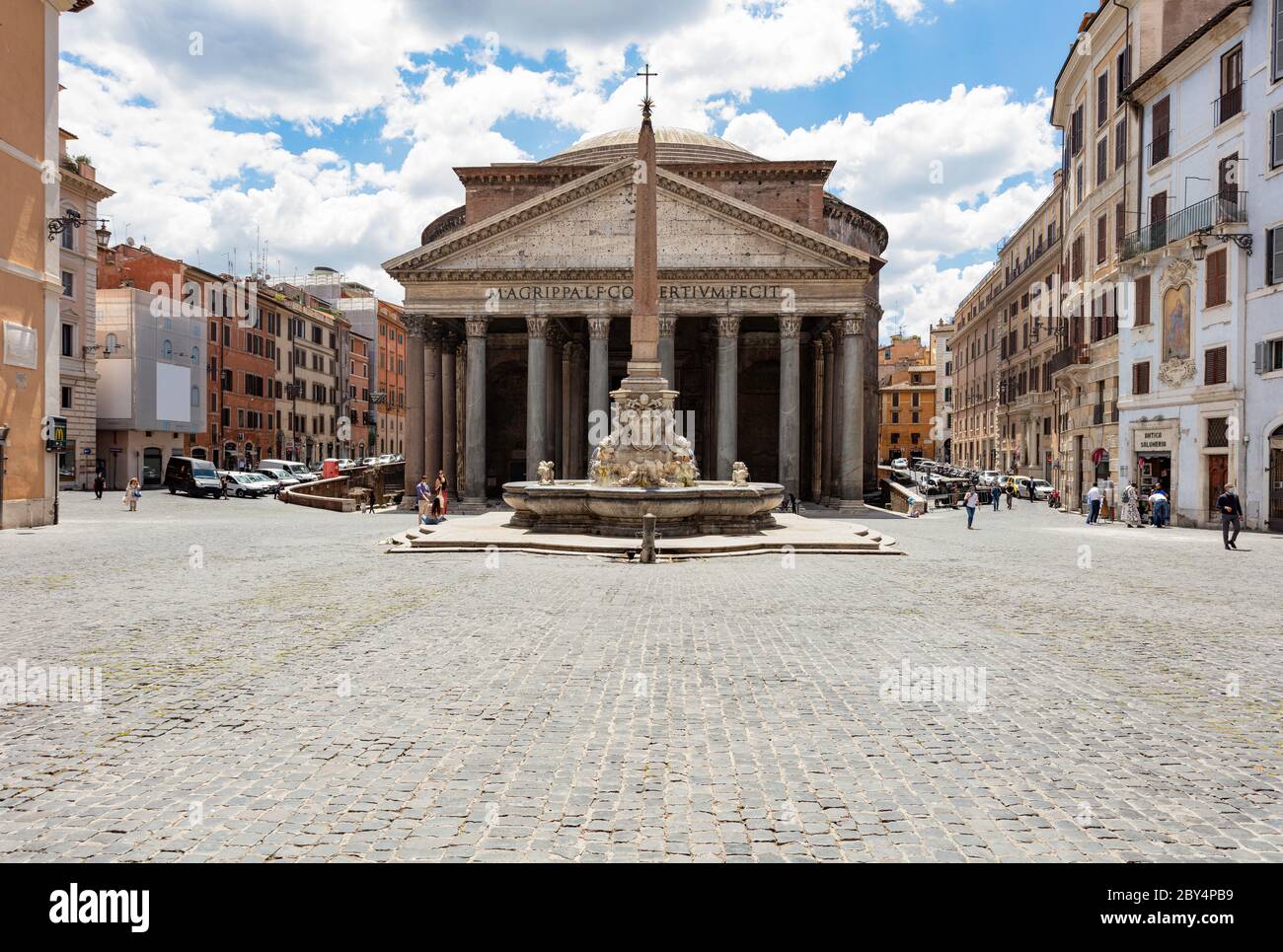 L'antica facciata romana del Pantheon in Piazza della rotonda, vuota di turisti durante lo scoppio del Covid-19. Foto Stock
