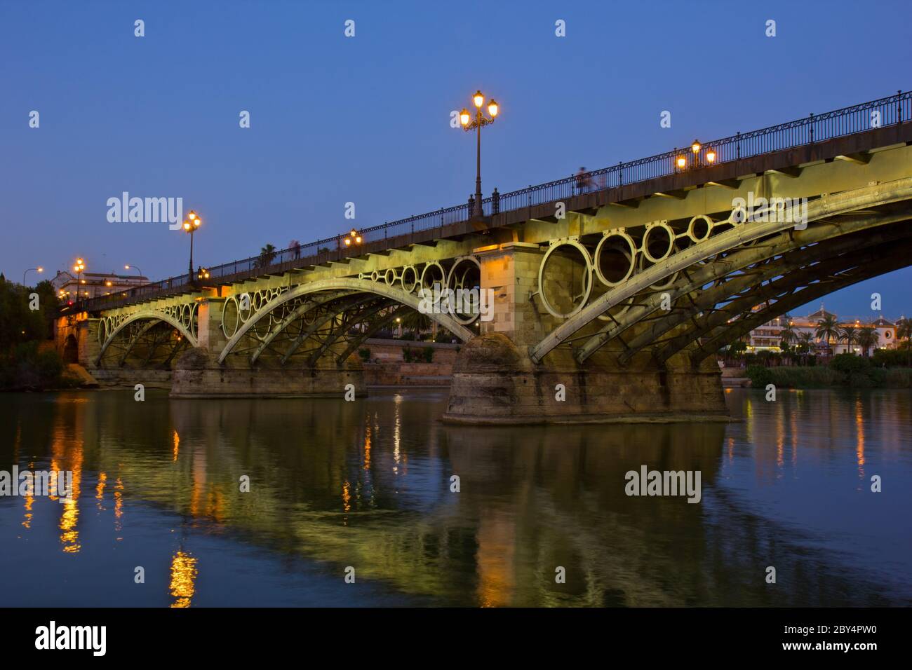 Ponte Triana, il più antico ponte di Siviglia Foto Stock