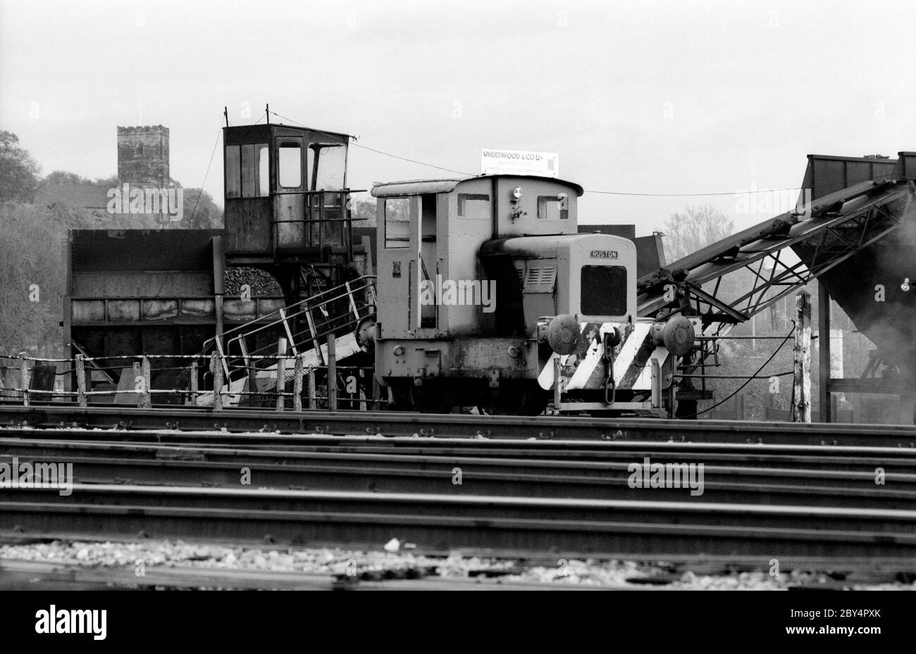 Una locomotiva Ruston diesel shunter presso Underwood`s Coal Yard, Droitwich, Worcestershire, Inghilterra, Regno Unito. 29 ottobre 1986. Foto Stock