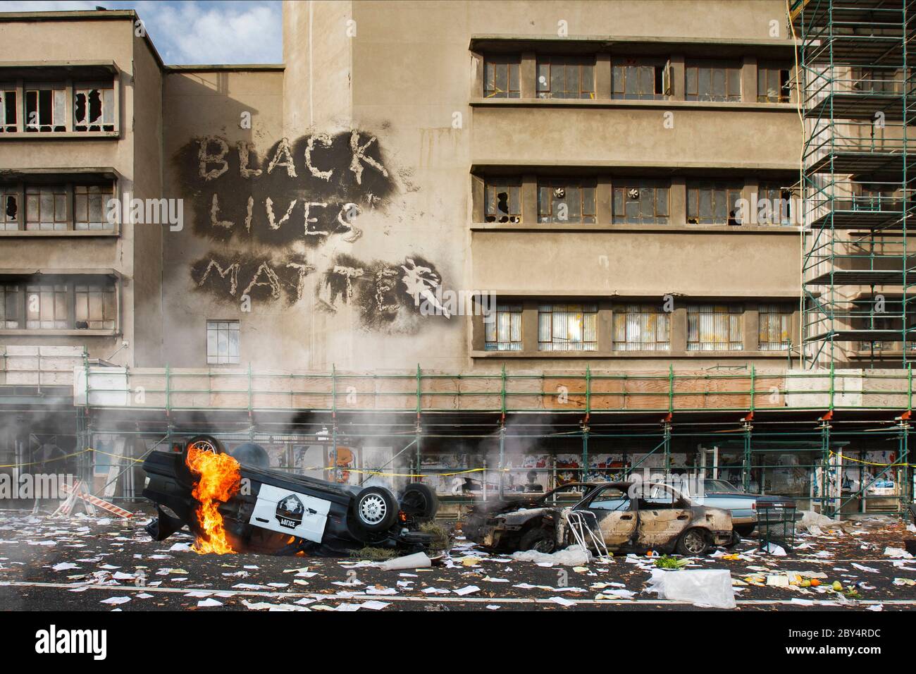 Le vite nere contano protesta riot vandalismo, saccheggio postuma concetto, la polizia in fiamme auto rovesciata, vite nere materia testo slogan messaggio Foto Stock