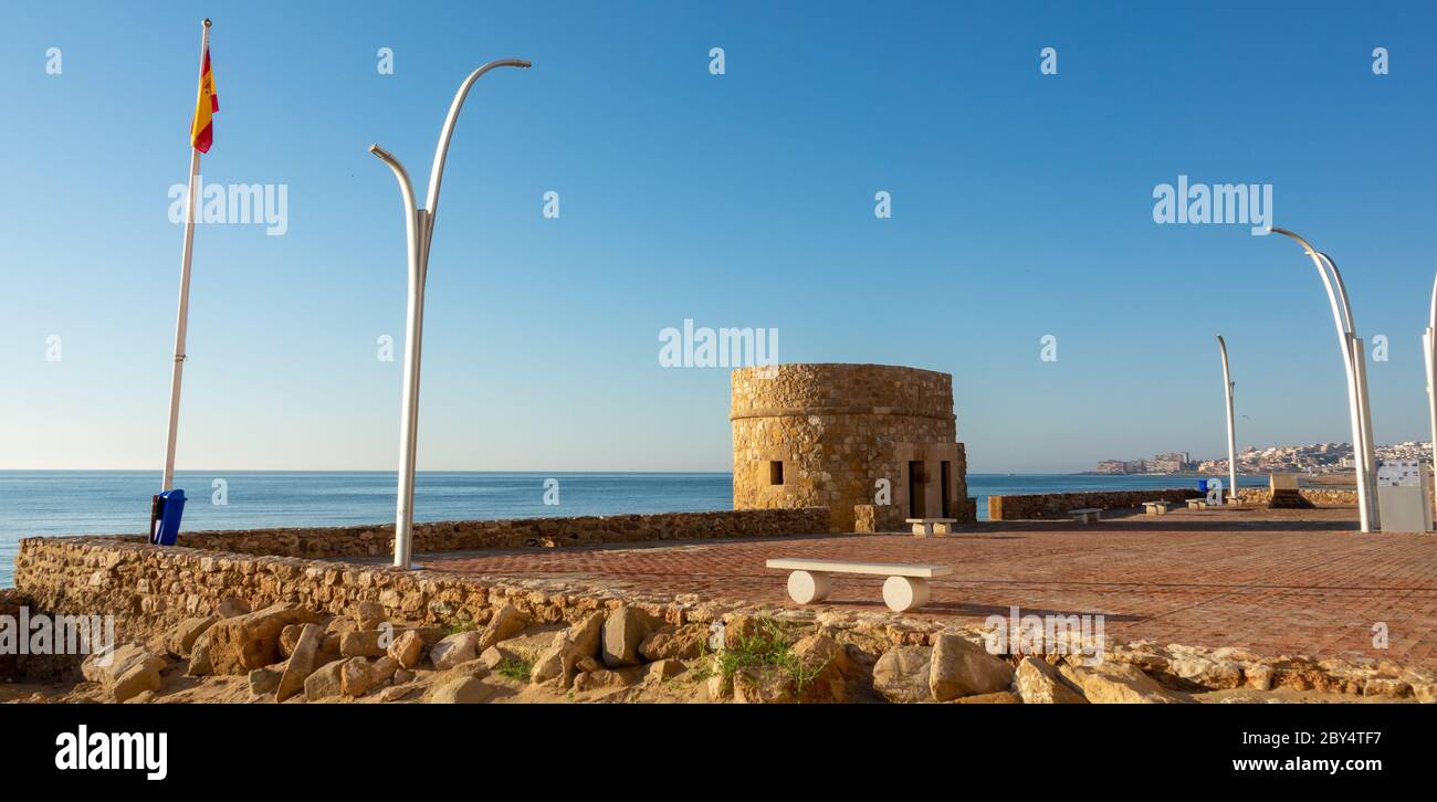 Torre de la Mata è un vecchio campanile sulla spiaggia originariamente costruito nel 14 ° secolo. Foto Stock