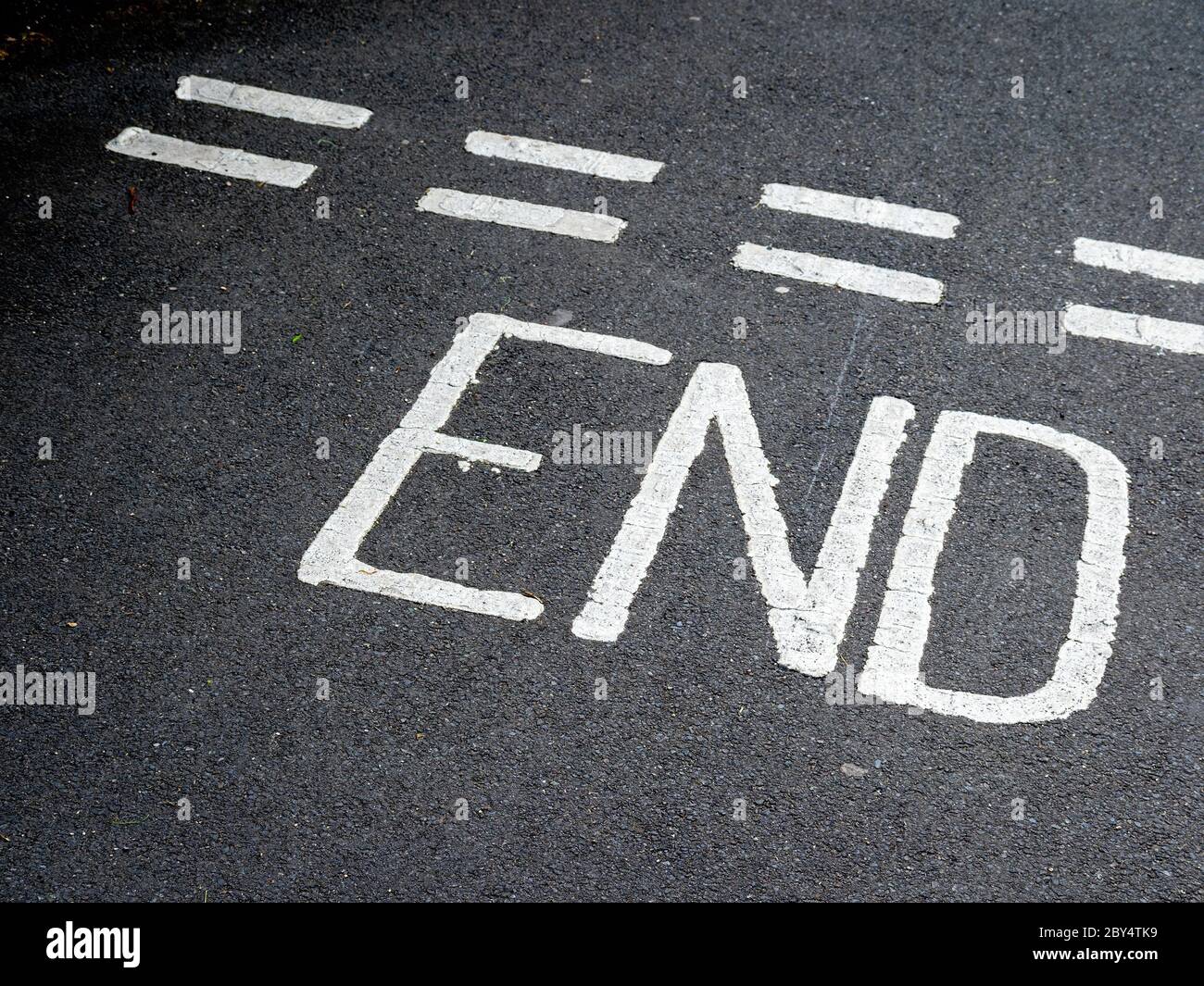 Fine corsa. Concetto. Cartello dipinto in strada, ma potrebbe essere qualsiasi cosa Foto Stock