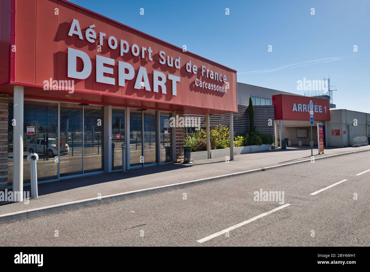 Carcassonne Aude France 05/26/20 Aeroporto di Carcassonne-Salvaza. Ingresso partenza volo e uscita arrivi. Grande scritta bianca sui pannelli rossi. Vetro Foto Stock