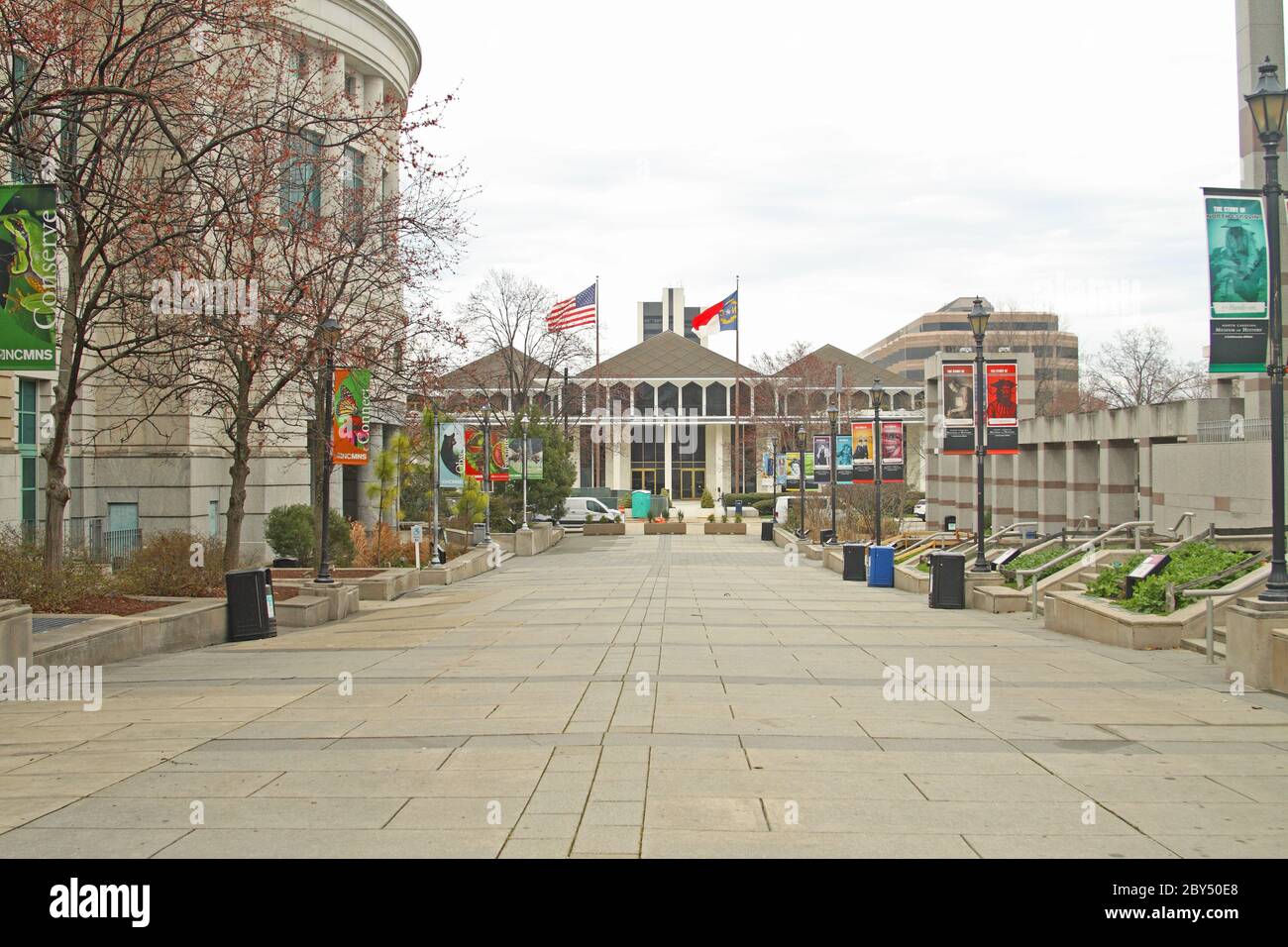 Bicentennial Plaza, Raleigh, NC, USA: North Carolina General Assembly (straight ahead), Museum of Natural Sciences (left) e Museum of History (right) Foto Stock