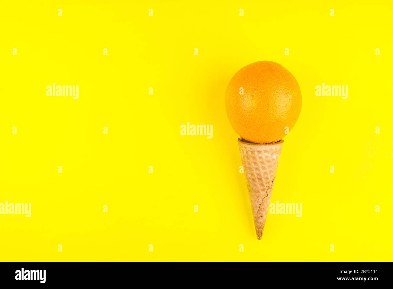 Immagine di concetto di gelato al gusto arancione. Foto Stock
