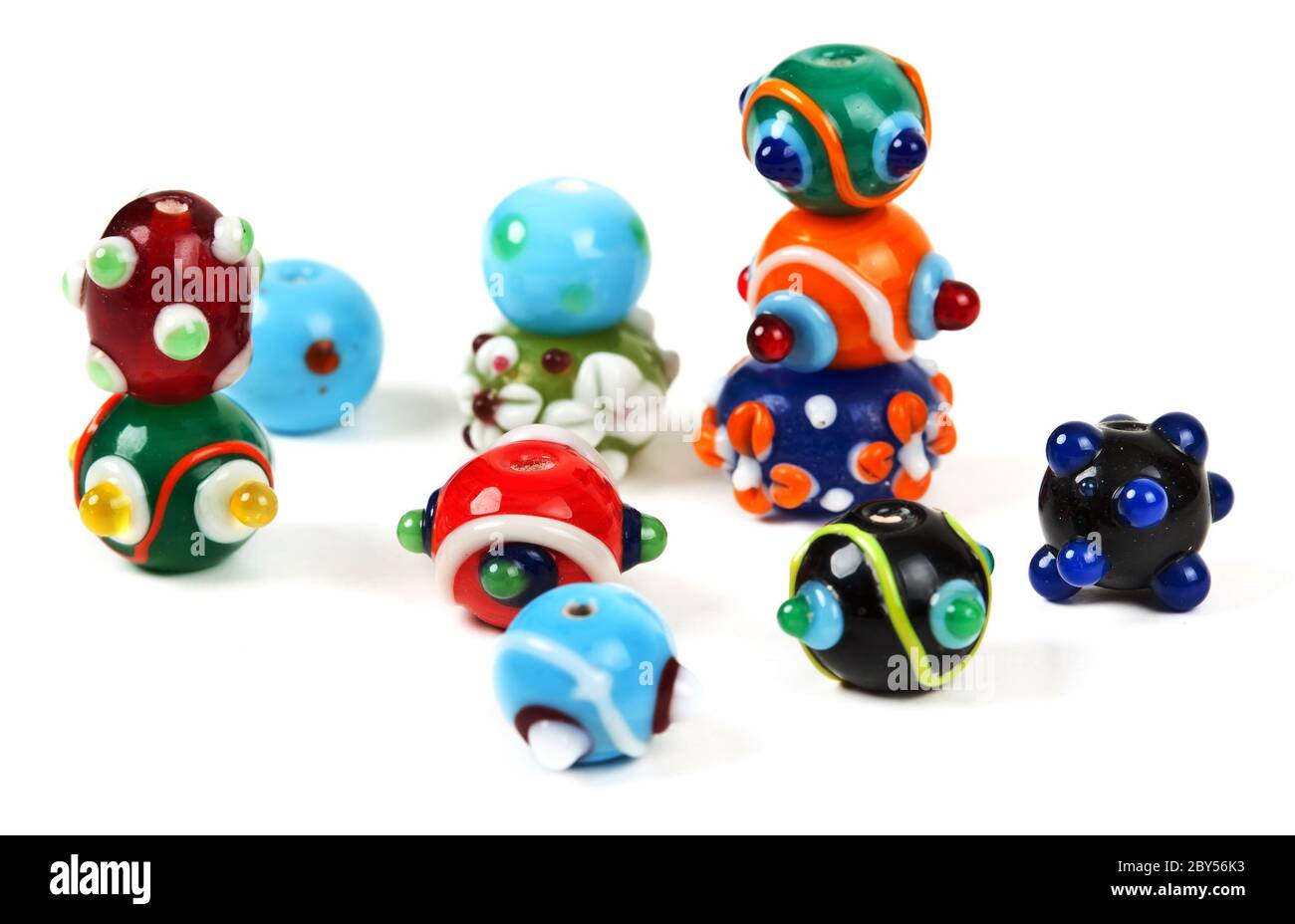 mano con perline di vetro colorate Foto Stock