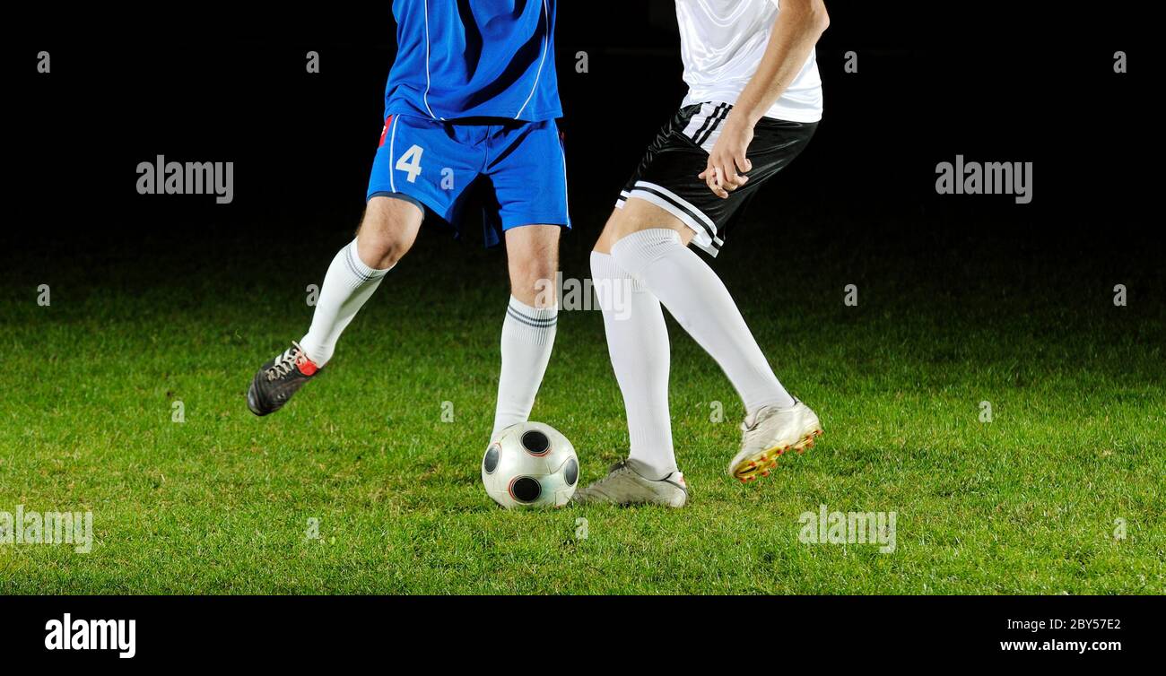 I giocatori di calcio in azione per la sfera Foto Stock