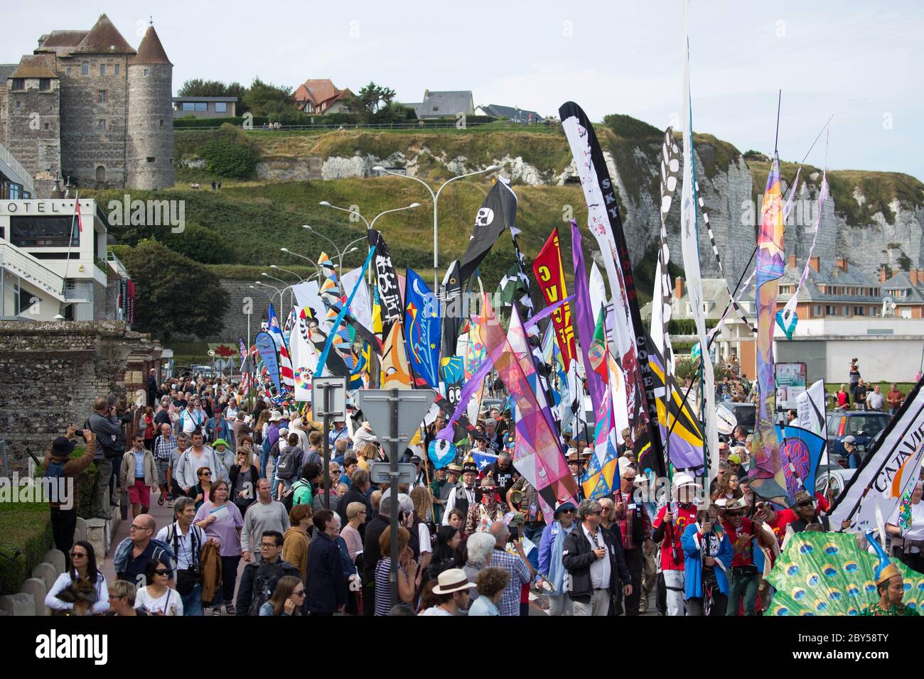 Aquiloni da tutto il mondo sfilata intorno a Dieppe per il Dieppe Kite Festival, Dieppe, Francia. Foto Stock