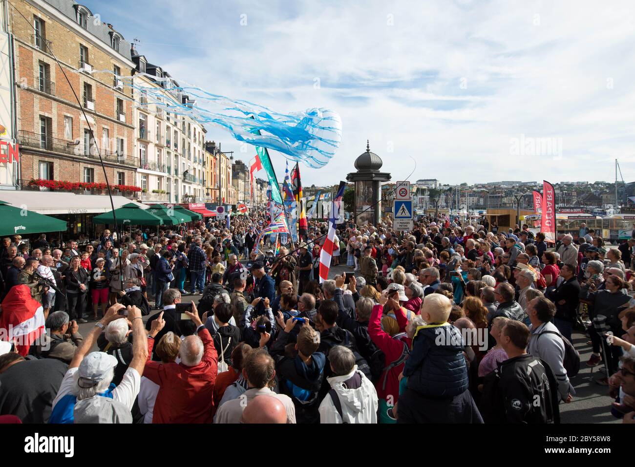 Aquiloni da tutto il mondo sfilata intorno a Dieppe per il Dieppe Kite Festival, Dieppe, Francia. Foto Stock