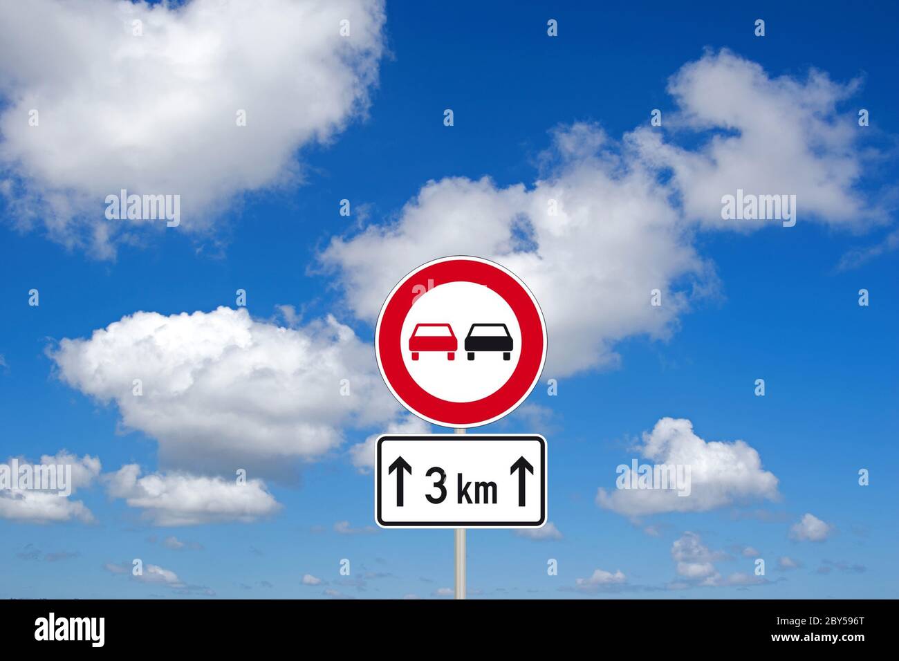 Indicazioni stradali Ueberholverbot, non passa nex 3 km, Germania Foto Stock