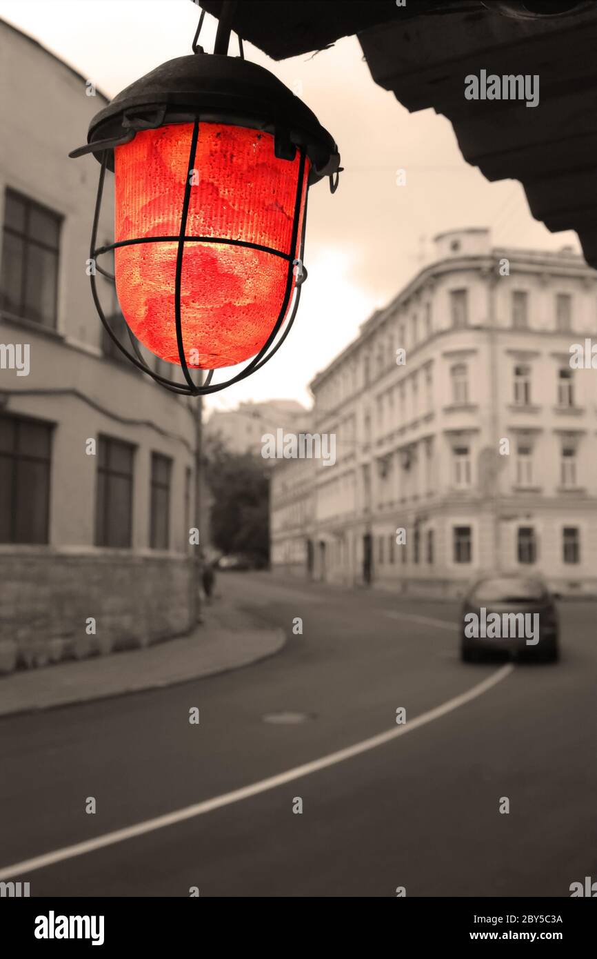 torcia rossa sulla vecchia strada Foto Stock