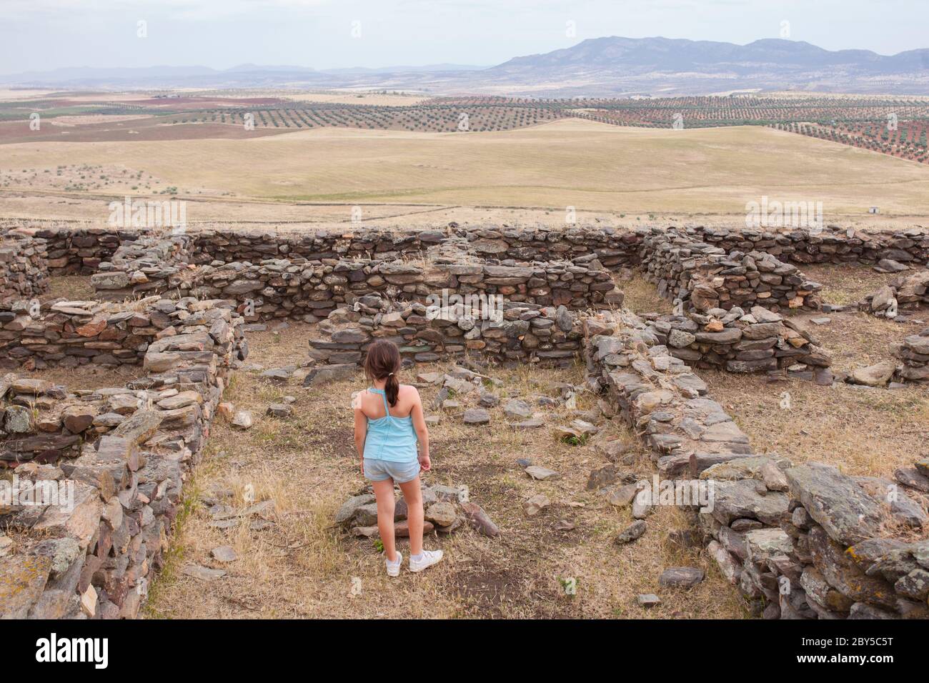 Bambini che vizano Hornachuelos sito archeologico. Extremadura, Spagna Foto Stock