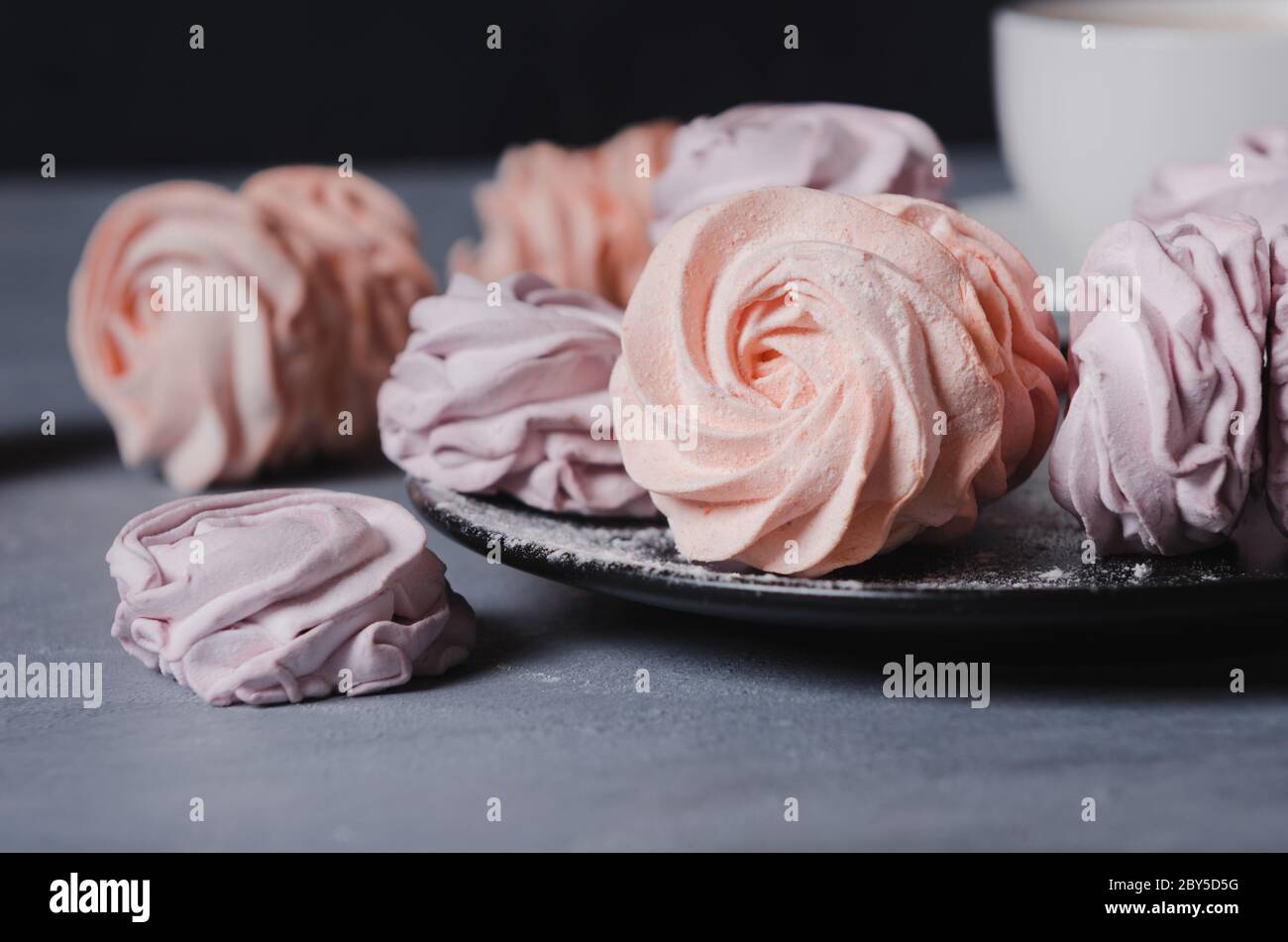 Marshmallows colorati Air su sfondo grigio. zephyr dolce fresco fatto in casa Foto Stock