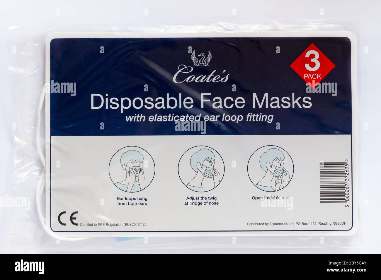 Confezione di maschere facciali monouso Coate con attacco elastico per l'orecchio per focolaio pandemico di Coronavirus Covid-19 isolato su sfondo bianco Foto Stock