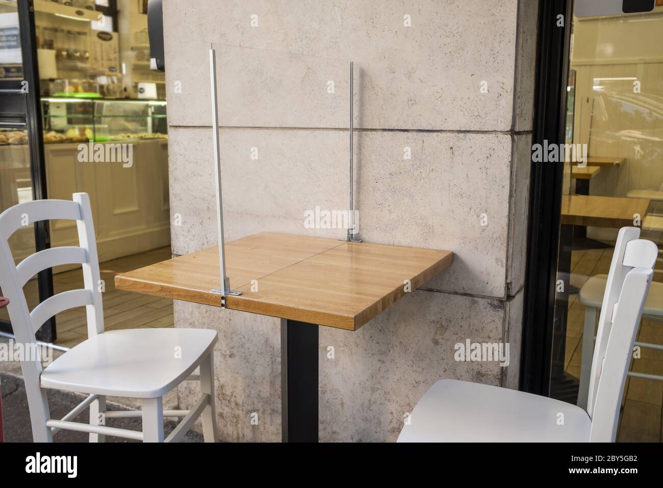Barriera in plastica da tavolo come nuova misura contro la pandemia del Covid 19 in un caffè italiano all'aperto Foto Stock