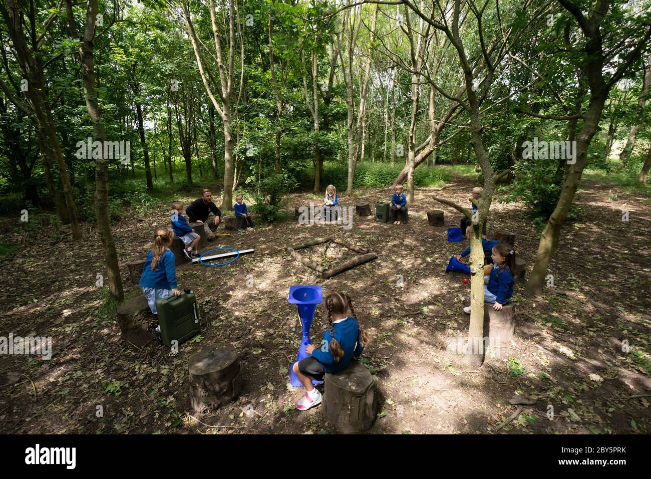 Staffordshire, Gran Bretagna. 8 Giugno 2020. Accoglienza gli studenti della Landywood Primary School partecipano al programma di formazione del personaggio del Commando Joe guidato da Stu Wilkinson (C), a Staffordshire, Gran Bretagna, l'8 giugno 2020. Il programma di Commando Joe è un servizio di sviluppo e supporto educativo di grande personalità per le scuole di tutto il Regno Unito, che ispira gli studenti con competenze di team-building, carattere e resilienza. Aiuta gli studenti a far fronte alla reintegrazione nell'ambiente scolastico. Credit: Jon Super/Xinhua/Alamy Live News Foto Stock