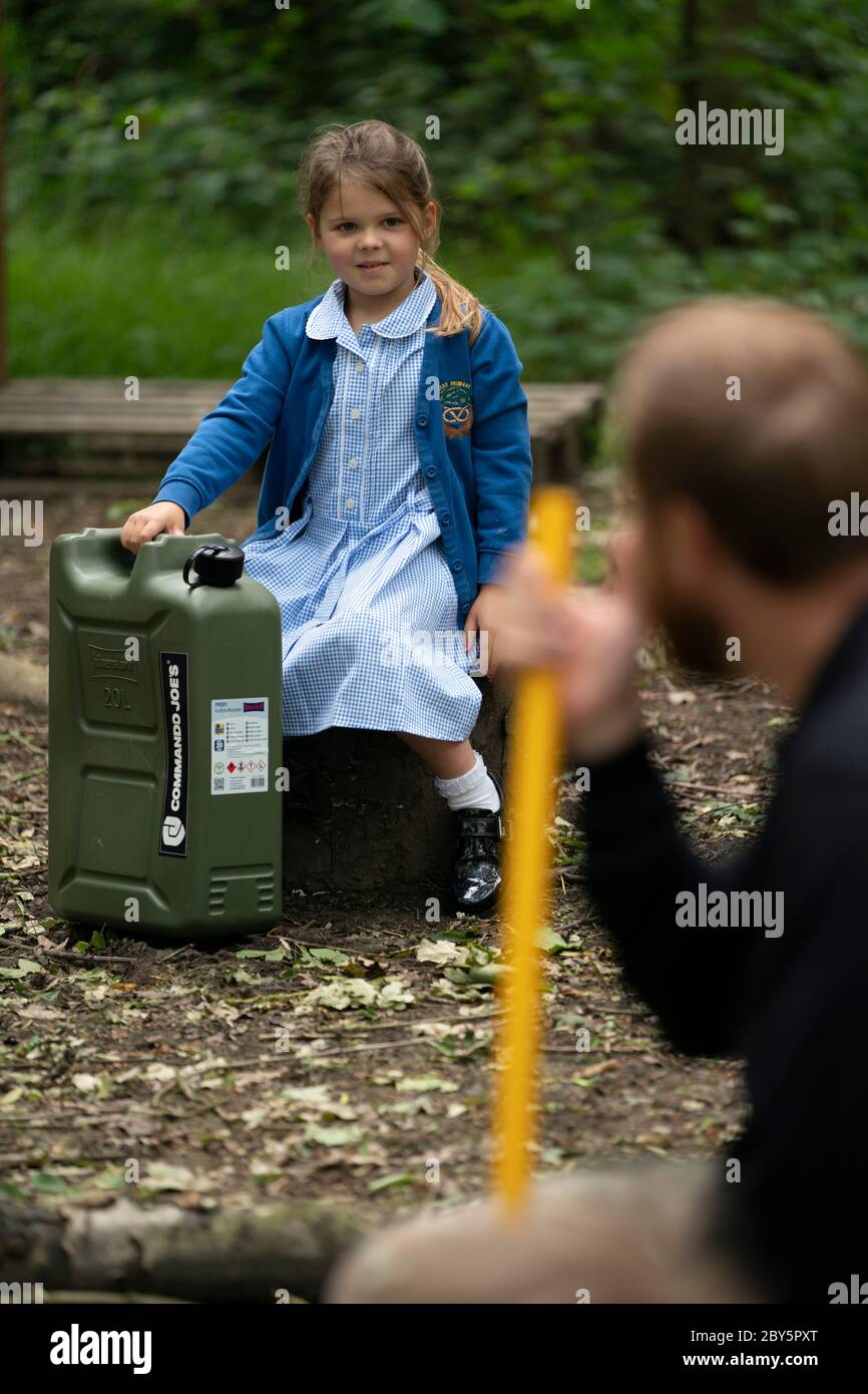 Staffordshire, Gran Bretagna. 8 Giugno 2020. Un allievo di accoglienza della Landywood Primary School partecipa al programma di formazione del personaggio del Commando Joe, a Staffordshire, Gran Bretagna, l'8 giugno 2020. Il programma di Commando Joe è un servizio di sviluppo e supporto educativo di grande personalità per le scuole di tutto il Regno Unito, che ispira gli studenti con competenze di team-building, carattere e resilienza. Aiuta gli studenti a far fronte alla reintegrazione nell'ambiente scolastico. Credit: Jon Super/Xinhua/Alamy Live News Foto Stock