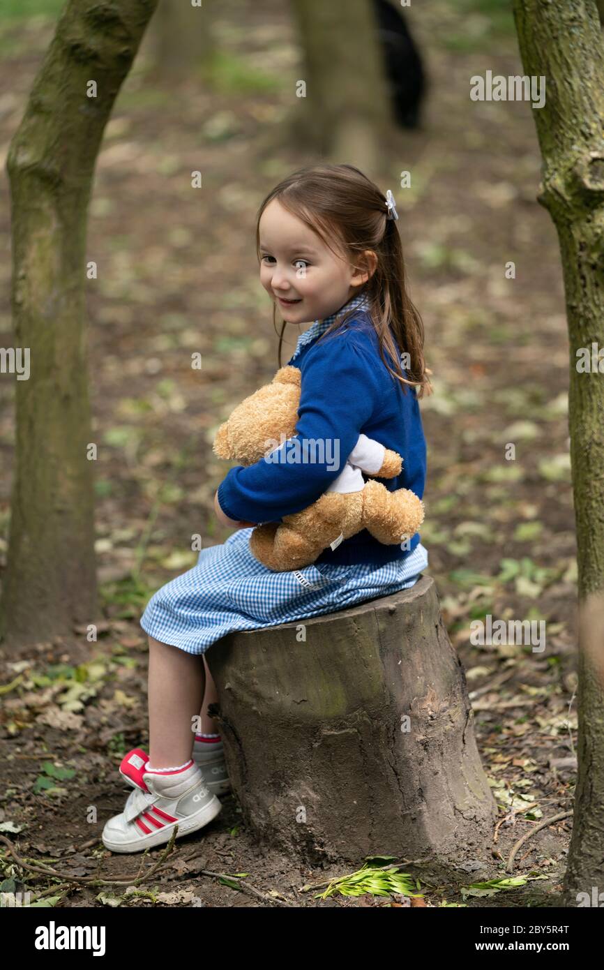 Staffordshire, Gran Bretagna. 8 Giugno 2020. Un allievo di accoglienza della Landywood Primary School partecipa al programma di formazione del personaggio del Commando Joe, a Staffordshire, Gran Bretagna, l'8 giugno 2020. Il programma di Commando Joe è un servizio di sviluppo e supporto educativo di grande personalità per le scuole di tutto il Regno Unito, che ispira gli studenti con competenze di team-building, carattere e resilienza. Aiuta gli studenti a far fronte alla reintegrazione nell'ambiente scolastico. Credit: Jon Super/Xinhua/Alamy Live News Foto Stock