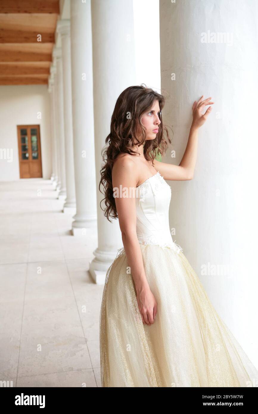 sposa in abito bianco-dorato Foto stock - Alamy