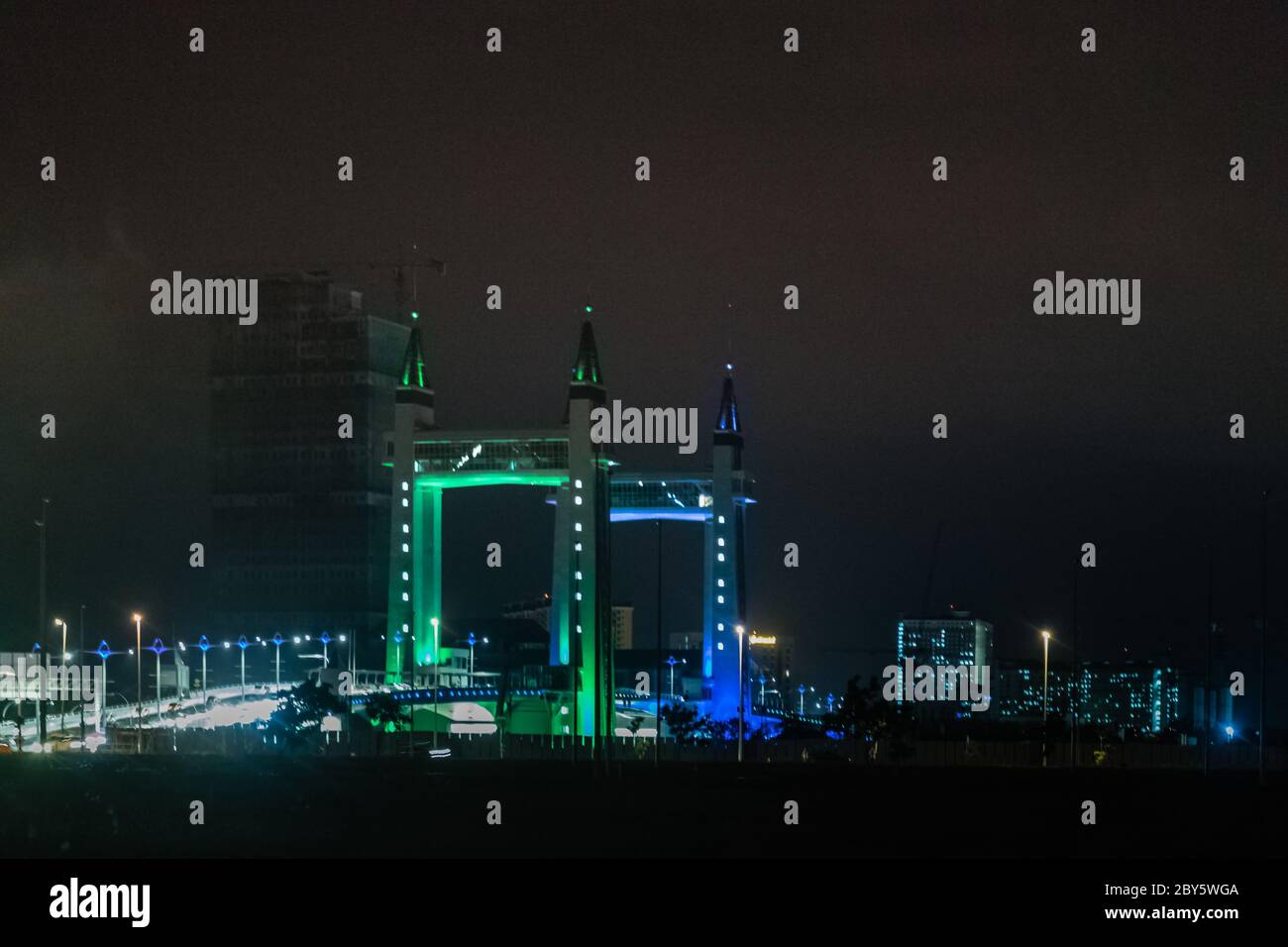 Il ponte Kuala Terengganu Draw Bridge, aperto di recente, attira i visitatori per il suo passaggio unico. Speciale luce colorata decorato il ponte di notte Foto Stock