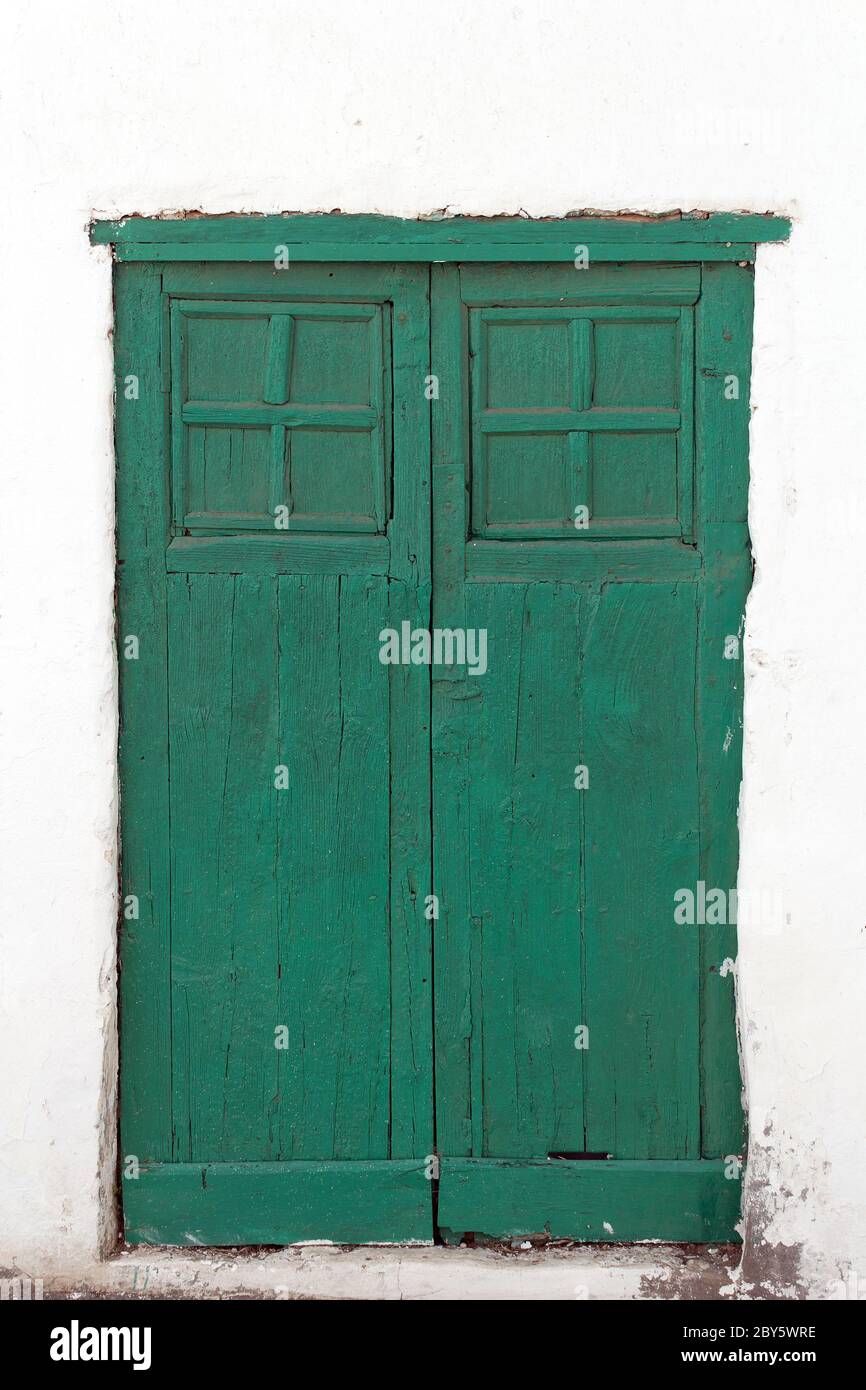 porta doppia in legno verde con intemperie Foto Stock