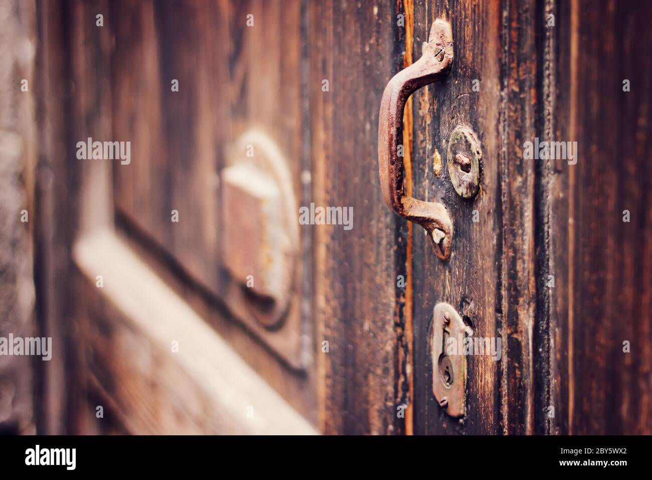 Porta rustica in legno. Primo piano della serratura della porta Foto Stock