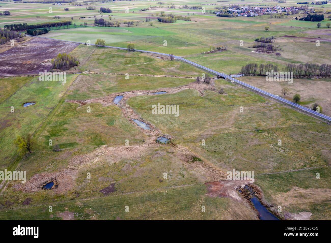 Vista aerea del pascolo durante il tempo secco nella contea di WGrow, Polonia Foto Stock