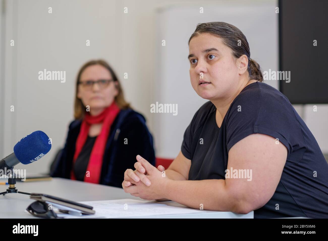 Hannover, Germania. 09 giugno 2020. L'infermiera Sandra Arndt parla ad una conferenza stampa dell'Associazione federale delle camere libere di un disadattamento dei dati nell'indagine in linea per la valutazione della Camera di infermiera della bassa Sassonia. Ha affermato che non si poteva escludere che negli ultimi giorni vi fossero stati tentativi di manipolazione da parte di terzi durante l'indagine. Credit: OLE Spata/dpa/Alamy Live News Foto Stock