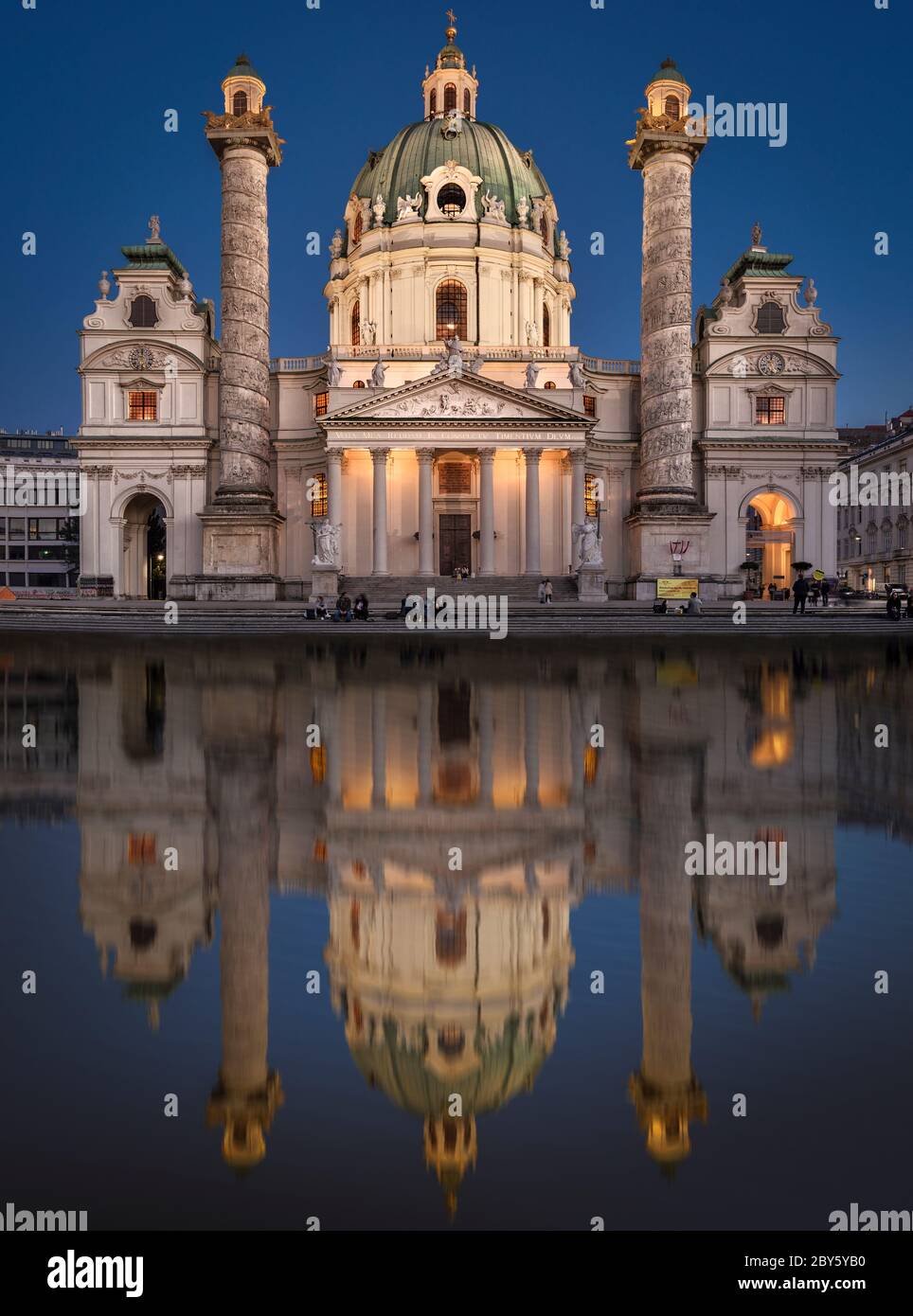 Vista di Karlskirche con illuminazione e riflessione in acqua, Vienna, Austria Foto Stock