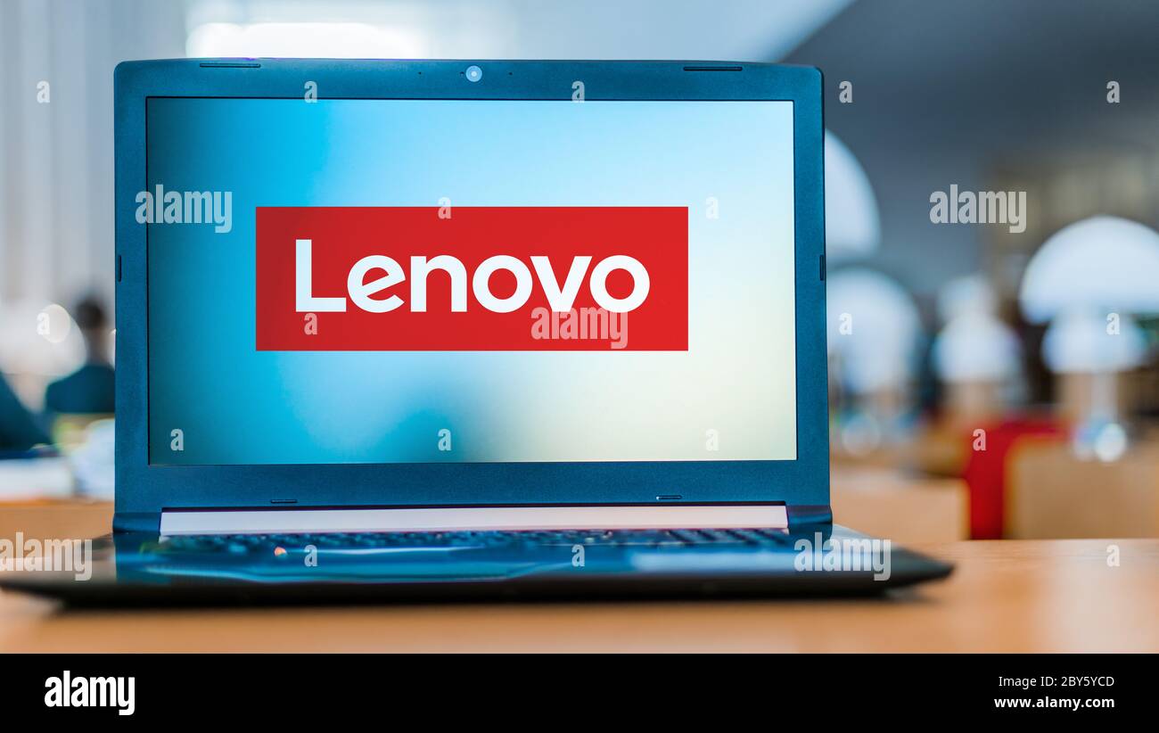 POZNAN, POL - 24 MARZO 2020: Computer portatile con logo di Lenovo, una multinazionale tecnologica con sede a Pechino, Cina Foto Stock