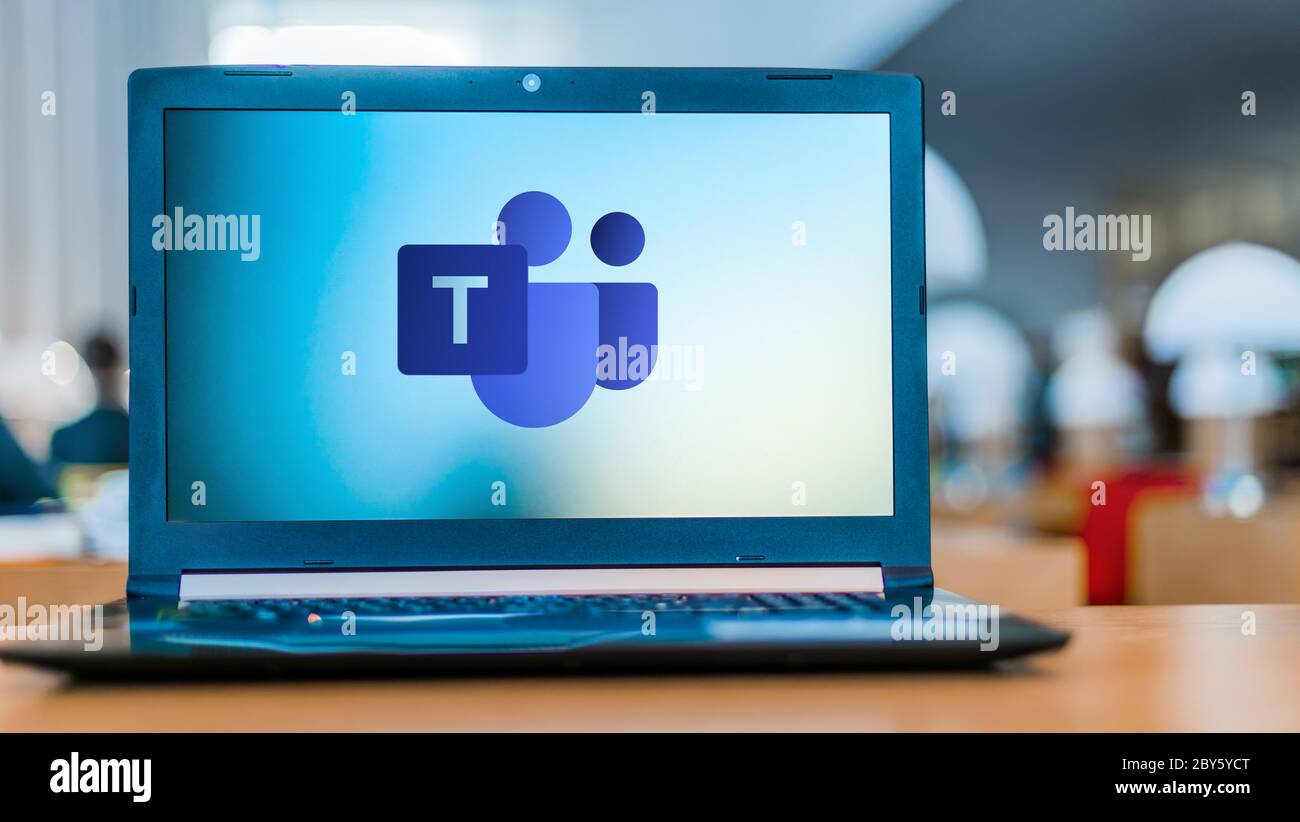 POZNAN, POL - Apr 24, 2020: Computer portatile con logo dei team Microsoft, una piattaforma unificata di comunicazione e collaborazione Foto Stock