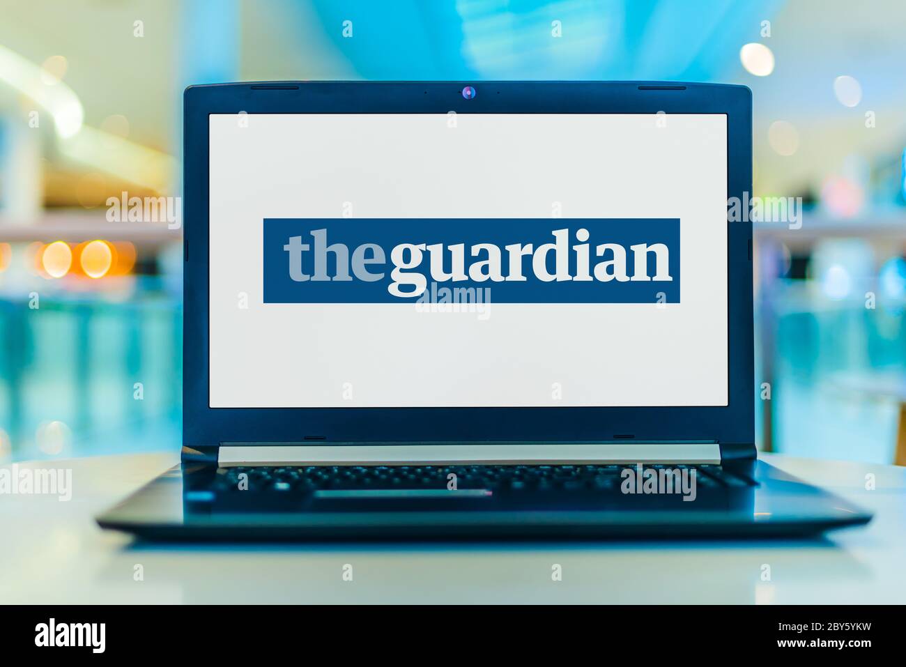 POZNAN, POL - 14 FEBBRAIO 2020: Computer portatile con il logo del Guardian, un quotidiano britannico Foto Stock