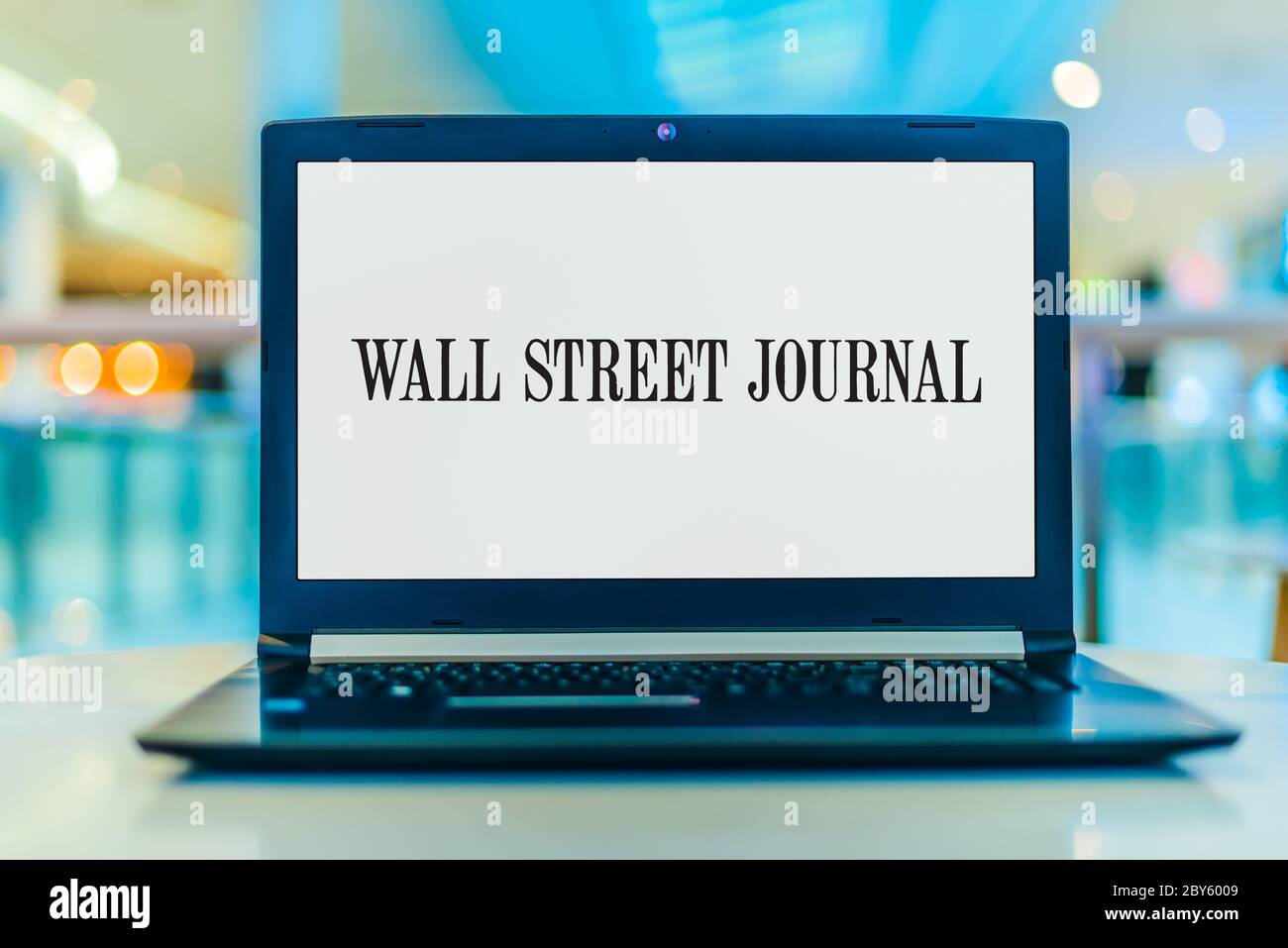POZNAN, POL - 14 FEBBRAIO 2020: Computer portatile con il logo del Wall Street Journal, un quotidiano internazionale in lingua inglese, incentrato sulle aziende Foto Stock