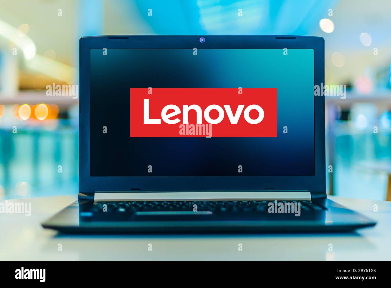 POZNAN, POL - 24 MARZO 2020: Computer portatile con logo di Lenovo, una multinazionale tecnologica con sede a Pechino, Cina Foto Stock